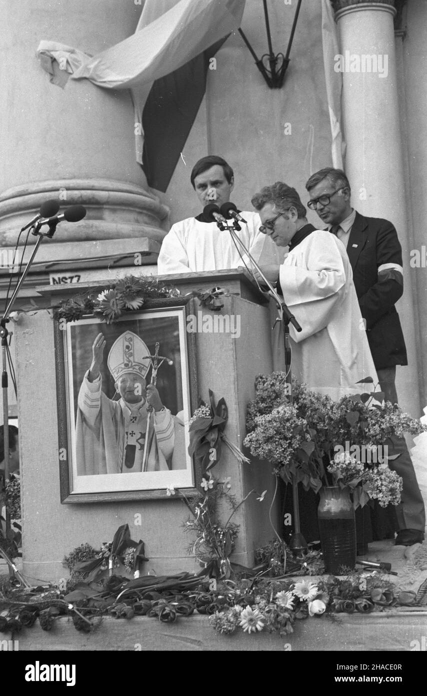 Warszawa 26.05.1981. Msza œwiêta dziêkczynno-b³agalna o zdrowie Papie¿a Jana Paw³a II po zamachu na jego ¿ycie w dniu 13 maja 1981 roku. Msza œwiêta spawowana przed koœcio³em akademickim pw. œw. Anny przy ul. Krakowskie Przedmieœcie. NZ. m.in. ksi¹dz Wies³aw Niewêg³owski (2L), szef Biura Kontaktów Miêdzynarodowych NSZZ Solidarnoœæ Krzysztof Œliwiñski (P). mta PAP/Andrzej Kossobudzki Or³owski Warschau, 26. Mai 1981. Danksagung und Fürbitte für die Heilung von Papst Johannes Paul II. Nach dem Beurteilungsversuch in seinem Leben am 13. Mai 1981. Die Messe vor der St. Anne' Stockfoto