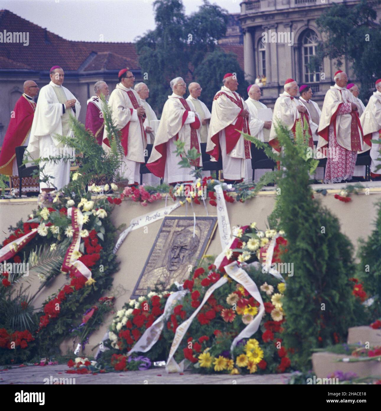 Warszawa 31.05.1981. Uroczystoœci pogrzebowe prymasa Polski kardyna³a Stefana Wyszyñskiego. NZ. Msza œwiêta ¿a³obna na placu Zwyciêstwa, pod przewodnictwem sekretarza Stanu Stolicy Apostolskiej kardyna³a Agostino Casaroliego. mta PAP/Andrzej Kossobudzki Or³owski Warschau, 31. Mai 1981. Trauerzeremonien des Primas von Polen Kardinal Stefan Wyszynski. Im Bild: Die Requiem-Messe auf dem Zwyciestwa-Platz unter der Leitung des Staatssekretärs des Heiligen Stuhls, Kardinal Agostino Casaroli. mta PAP/Andrzej Kossobudzki Orlowski Stockfoto