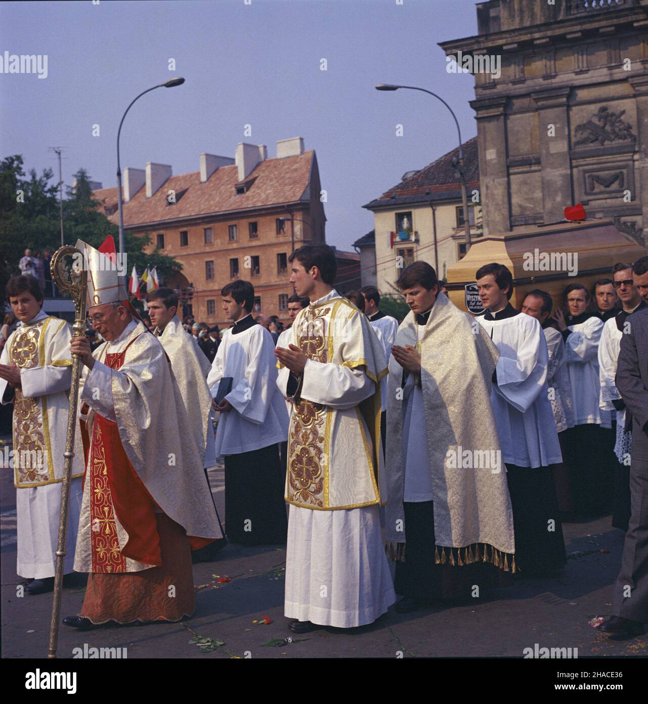 Warszawa 31.05.1981. Uroczystoœci pogrzebowe prymasa Polski kardyna³a Stefana Wyszyñskiego. NZ. Wyprowadzenie trumny z cia³em prymasa Wyszyñskiego z koœcio³a seminaryjnego pw. Wniebowziêcia NMP i œw. Józefa Oblubieñca. Kondukt ¿a³obny w stronê placu Zwyciêstwa prowadzi sekretarz Stanu Stolicy Apostolskiej kardyna³ Agostino Casaroli (z pastora³em). mta PAP/Andrzej Kossobudzki Or³owski Warschau, 31. Mai 1981. Trauerzeremonien des Primas von Polen Kardinal Stefan Wyszynski. Im Bild: Der Sarg mit dem Leichnam des Primas Wyszynski wird von der HVM Himmelfahrt und dem Heiligen Josef dem Bräuche begleitet Stockfoto