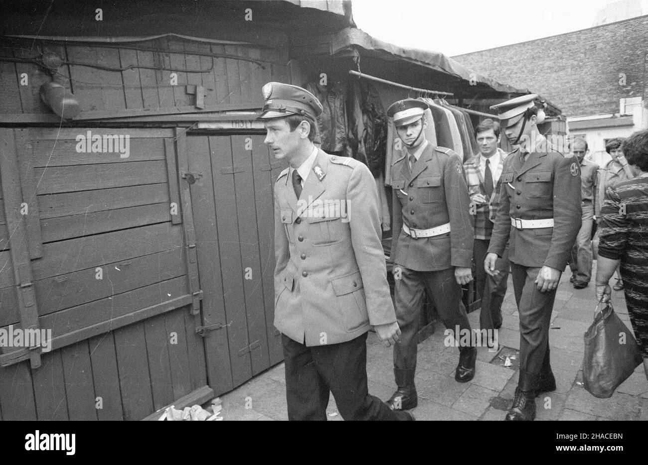 Warszawa, 1981-08-03. Antyspekulacyjne patrole wojska i milicji na bazarze Ró¿yckiego. amw PAP/CAF/Marek Broniarek Warschau, 3. August 1981. Bürgermiliz hat gegen Schwarzmarkthändler gehandelt. Milizen- und Militärpatrouillen auf dem Rozyckiego-Basar suchen illegal verkaufte Waren. amw PAP/CAF/Marek Broniarek Stockfoto