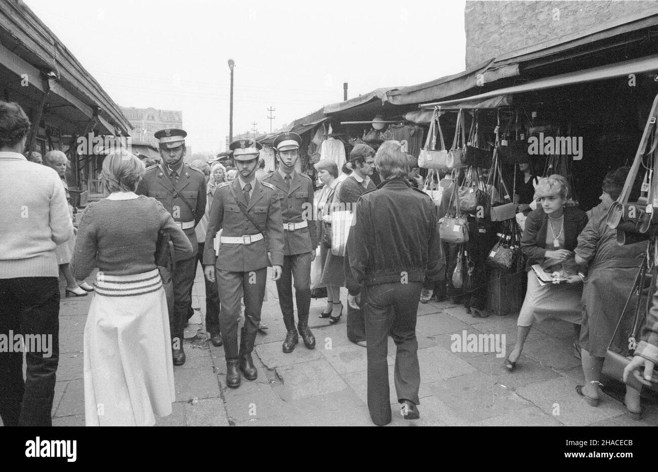 Warszawa, 1981-08-03. Antyspekulacyjne patrole wojska i milicji na bazarze Ró¿yckiego. amw PAP/CAF/Marek Broniarek Warschau, 3. August 1981. Bürgermiliz hat gegen Schwarzmarkthändler gehandelt. Milizen- und Militärpatrouillen auf dem Rozyckiego-Basar suchen illegal verkaufte Waren. amw PAP/CAF/Marek Broniarek Stockfoto