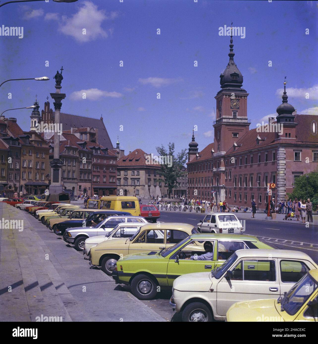 Warszawa 06,1983. Widok na Stare Miasto od strony Krakowskiego Przedmieœcia. NZ. plac Zamkowy z kolumn¹ Zygmunta III Wazy i Zamkiem Królewskim. ka PAP/Jan Morek Dok³adny dzieñ wydarzenia nieustalony. Warschau, Juni 1983. Blick auf die Altstadt von der Krakowskie Przedmiescie Street. Im Bild: Zamkowy Platz mit der Säule von König Sigismund III Vasa und dem königlichen Schloss. ka PAP/Jan Morek Veranstaltungstag unbekannt Stockfoto