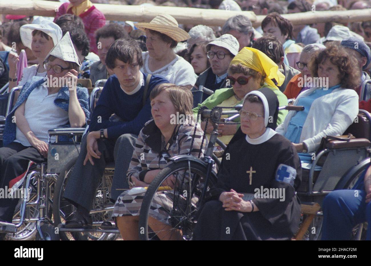 Kraków 22.06.1983. II pielgrzymka Papier¿a Jana Paw³a II do Polski. Msza œwiêta na krakowskich B³oniach, podczas której Ojciec Œwiêty beatyfikowa³ brata Alberta Chmielowskiego i ojca Rafa³a Calinowskiego. wb PAP/Jerzy Ochoñski Krakau, 22. Juni 1983. Die Pilgerfahrt von Papst Johannes Paul II. Nach Polen im Jahr 2nd. Die Heilige Messe in den Krakauer Wiesen, bei der der Heilige Vater Bruder Albert Chmielowski und Pater Rafal Kalowski seliggesprochen hat. wb PAP/Jerzy Ochonski Stockfoto