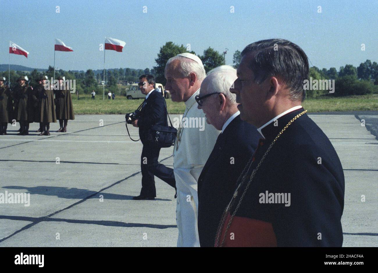 Kraków 23.06.1983. II pielgrzymka do Polski Papie¿a Jana Paw³a II. Uroczystoœæ po¿egnania na lotnisku Balice. NZ. obok Ojca Œwiêtego przewodnicz¹cy Rady Pañstwa Henryk Jab³oñski i prymas Polski kardyna³ Józef Glemp. wb PAP/Jerzy Ochoñski Krakau, Den 23. Juni 1983. Die Pilgerfahrt von Papst Johannes Paul II. Nach Polen im Jahr 2nd. Die Abschiedszeremonie wurde dem Heiligen Vater am Flughafen Balice geboten. Im Bild: Vorsitzender des Staatsrates Henryk Jablonski und Primas von Polen Kardinal Jozef Glemp neben dem Heiligen Vater. wb PAP/Jerzy Ochonski Stockfoto