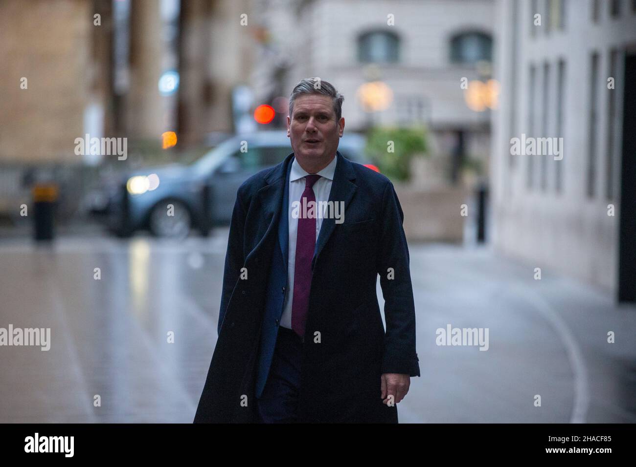 London, England, Großbritannien. 12th Dez 2021. Der Vorsitzende der Labour Party, KEIR STARMER, wird bei der BBC ankommen sehen, bevor er auf der Andrew Marr Show auftrat. (Bild: © Tayfun Salci/ZUMA Press Wire) Stockfoto