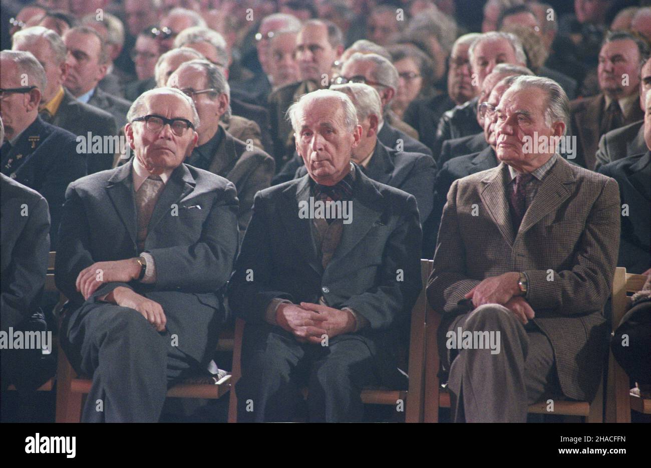 Warszawa 12,1983. 35. Rocznica powstania Polskiej Zjednoczonej Partii Robotniczej (PZPR), uroczystoœci na dziedziñcu Politechniki Warszawskiej. NZ. cz³onek Krajowej Rady Towarzystwa PrzyjaŸni Polsko-Radzieckiej Ignacy Loga Sowiñski (1L), by³y wicemarsza³ek Sejmu PRL Zenon Kliszko (2L), cz³onek Rady Pañstwa Stanis³aw Wroñski (P). js PAP/Maciej Musia³ Dok³adny dzieñ wydarzenia nieustalony. Warschau Dezember 1983. Der 35th. Jahrestag der Gründung der Polnischen Vereinigten Arbeiterpartei (PZPR), Cderemonien auf dem Hof der Warschauer Technischen Universität. Im Bild: mitglied der Stockfoto