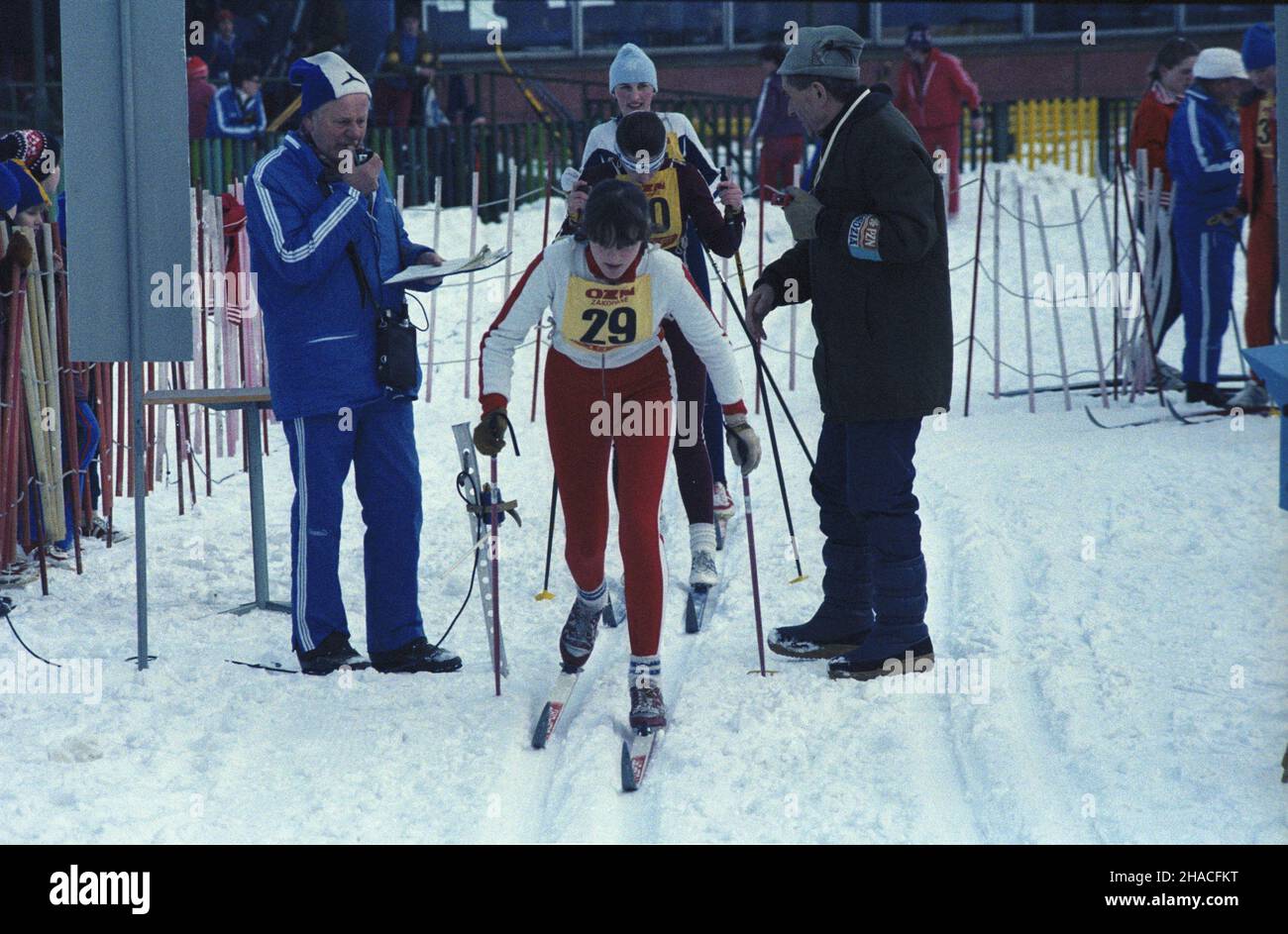 Zakopane 02,1984. Memoria³ Bronis³awa Czecha i Heleny Marusarzówny. Zawody narciarskie rozgrywane corocznie od 1946 roku w Zakopanem. NZ. Start biegaczek. js PAP/Wojciech Kryñski Dok³adny dzieñ wydarzenia nieustalony. Zakopane Fenruary 1984. Bronislaw Czech und Helena Marusarzowna Ski Memorial. Der Ski-Wettbewerb findet jährlich in Zakopane ab 1946 statt. Im Bild: Frauen starten Rennen. js PAP/Wojciech Krynski Termin unbekannt. Stockfoto