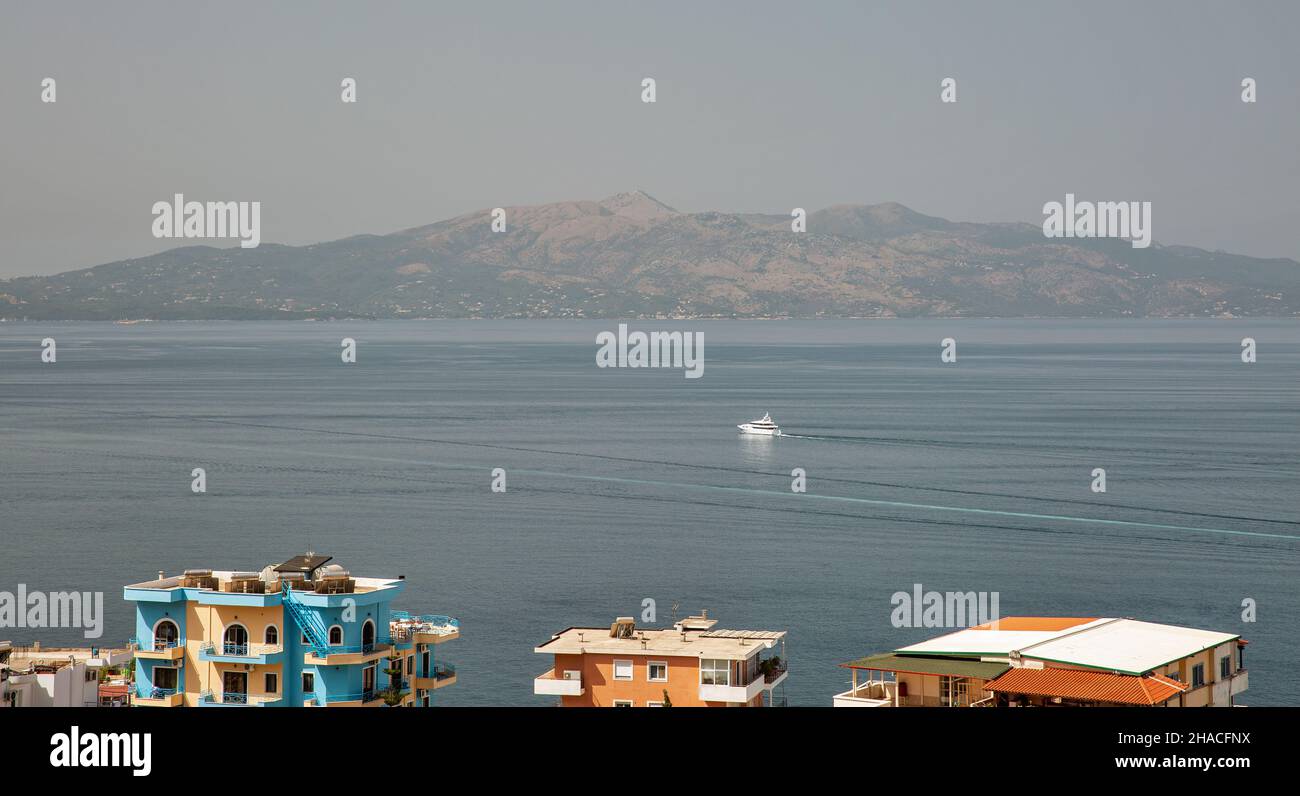 Meerenge zwischen Saranda, Albanien und Korfu-Küste, Griechenland. Stockfoto