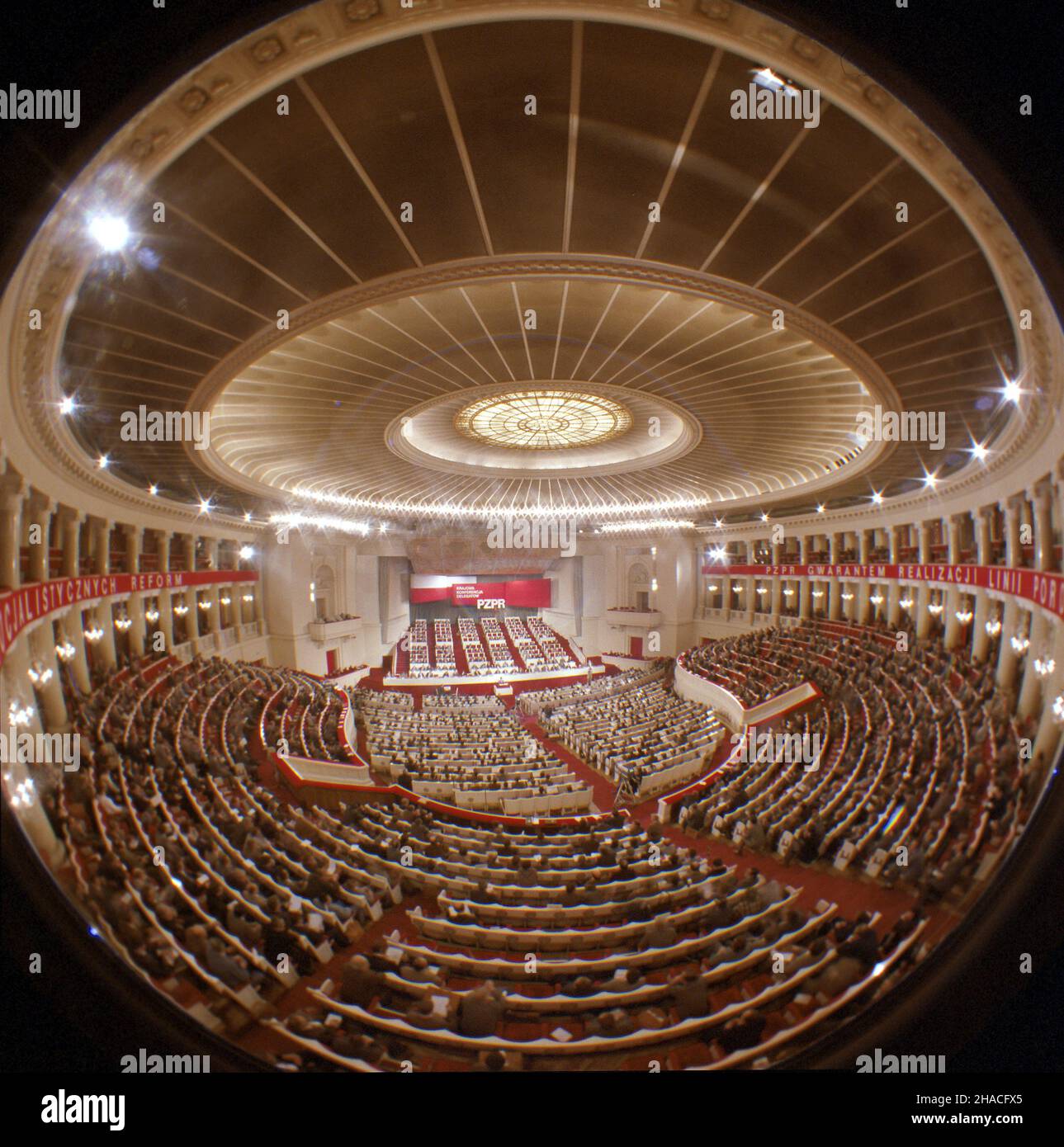 Warszawa 16.03.1984. Pa³ac Kultury i Nauki (PKiN), Sala Kongresowa. Krajowa Conferencja Delegatów PZPR (Polskiej Zjednoczonej Partii Robotniczej). js PAP/Wojciech Kryñski Warschau, 16. März 1984. Nationale Delegiertenkonferenz der Polnischen Vereinigten Arbeiterpartei (PUWP) im Kongresssaal des Kultur- und Wissenschaftspalastes. js PAP/Wojciech Krynski Stockfoto