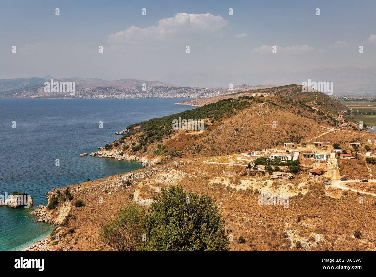 Landschaft in Südalbanien mit Militärfestung auf dem Hügel in der Ferne Stockfoto