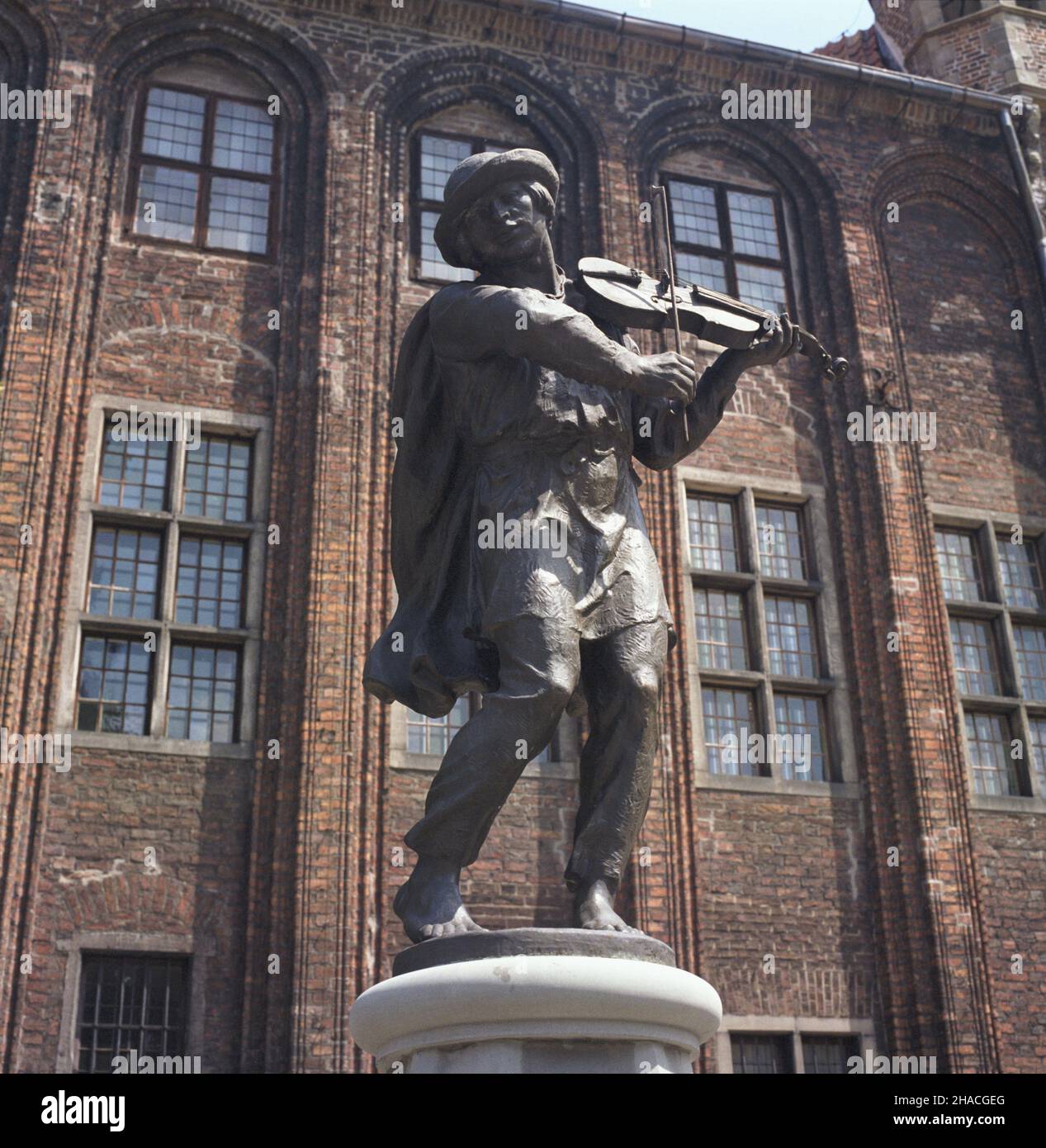 Toruñ 07,1984. Pomnik flisaka - fontanna zwieñczona statuetk¹, projectu Georga Wolga. D ie Ratusz Staromiejski na rynku Starego Miasta. js PAP/Wojciech Kryñski Dok³adny dzieñ wydarzenia nieustalony. Torun Juli 1984. Ein Rattendenkmal - ein Brunnen, der mit der von Georg Wolf entworfenen Statue gekrönt ist. Im Hintergrund das Altstädter Rathaus am Altstädter Marktplatz. js PAP/Wojciech Krynski Veranstaltungsdatum unbekannt. Stockfoto