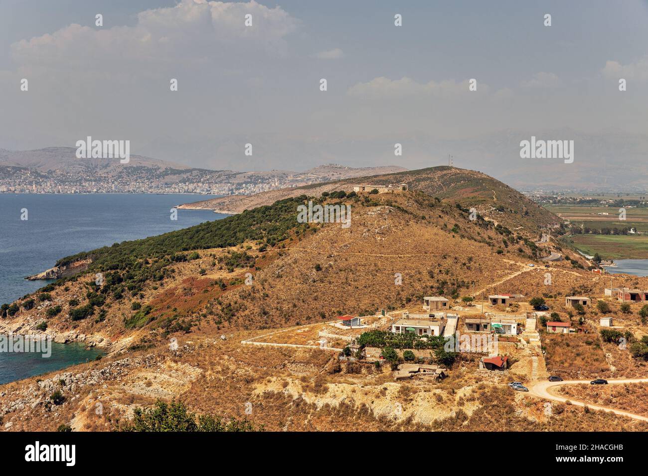 Landschaft in Südalbanien mit Militärfestung auf dem Hügel in der Ferne Stockfoto