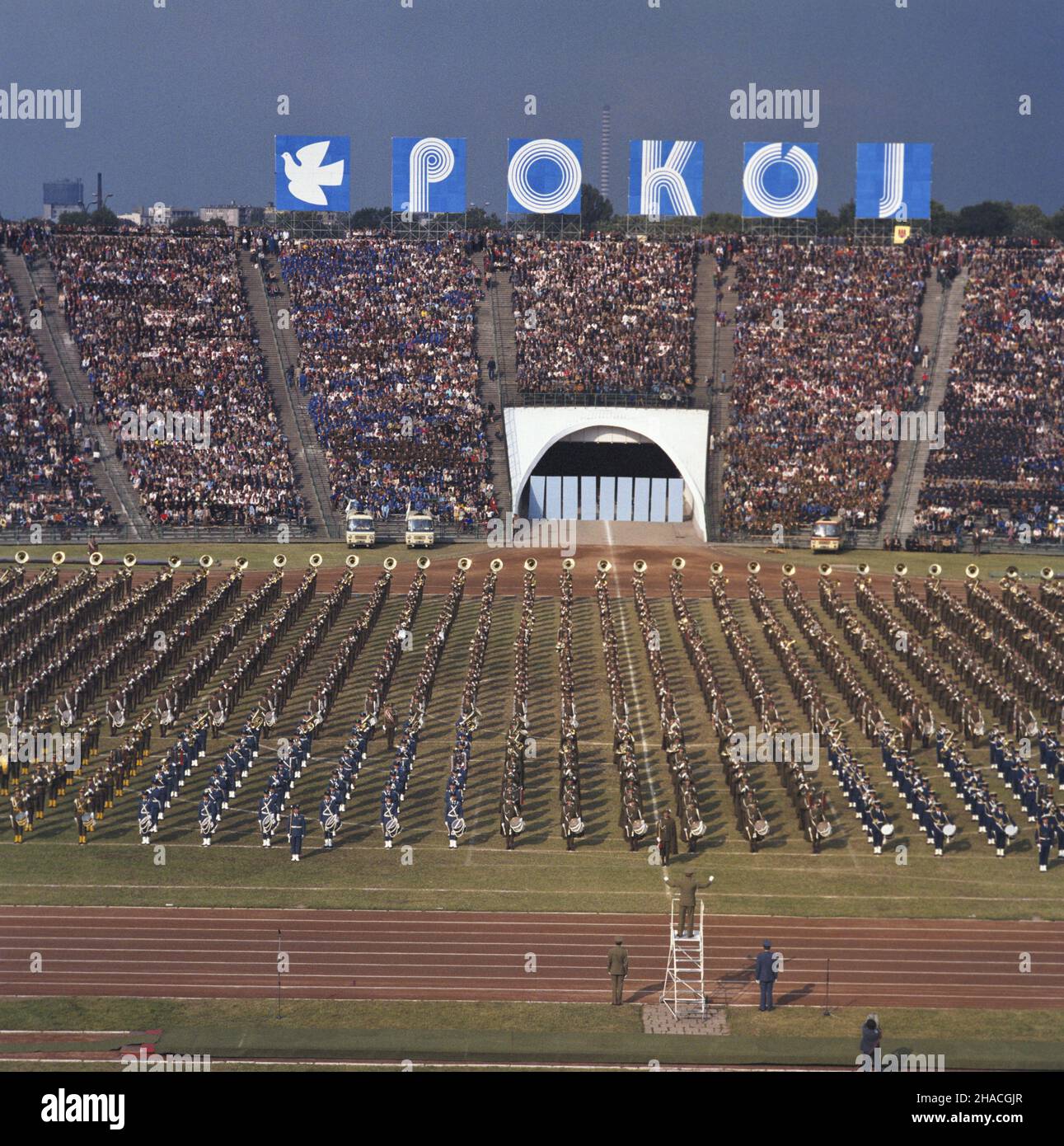 Warszawa 22.07.1984. Uroczyste obchody 40-lecia Polskiej Rzeczpospolitej Ludowej. NZ. Widowisko pt.: Nasz Kraj Ojczyzna-Polska na Stadionie Dziesiêciolecia Manifestu Lipcowego. js PAP/Wojciech Kryñski Warschau 22. Juli 1984. Die Galazeremonie anlässlich des 40th. Jahrestages der polnischen Volksrepublik. Im Bild: Eine Vorstellung mit dem Titel Our Country - Homeland - Poland beim Juli Manifesto Dzierieciolecia Stadium. js PAP/Wojciech Krynski Stockfoto