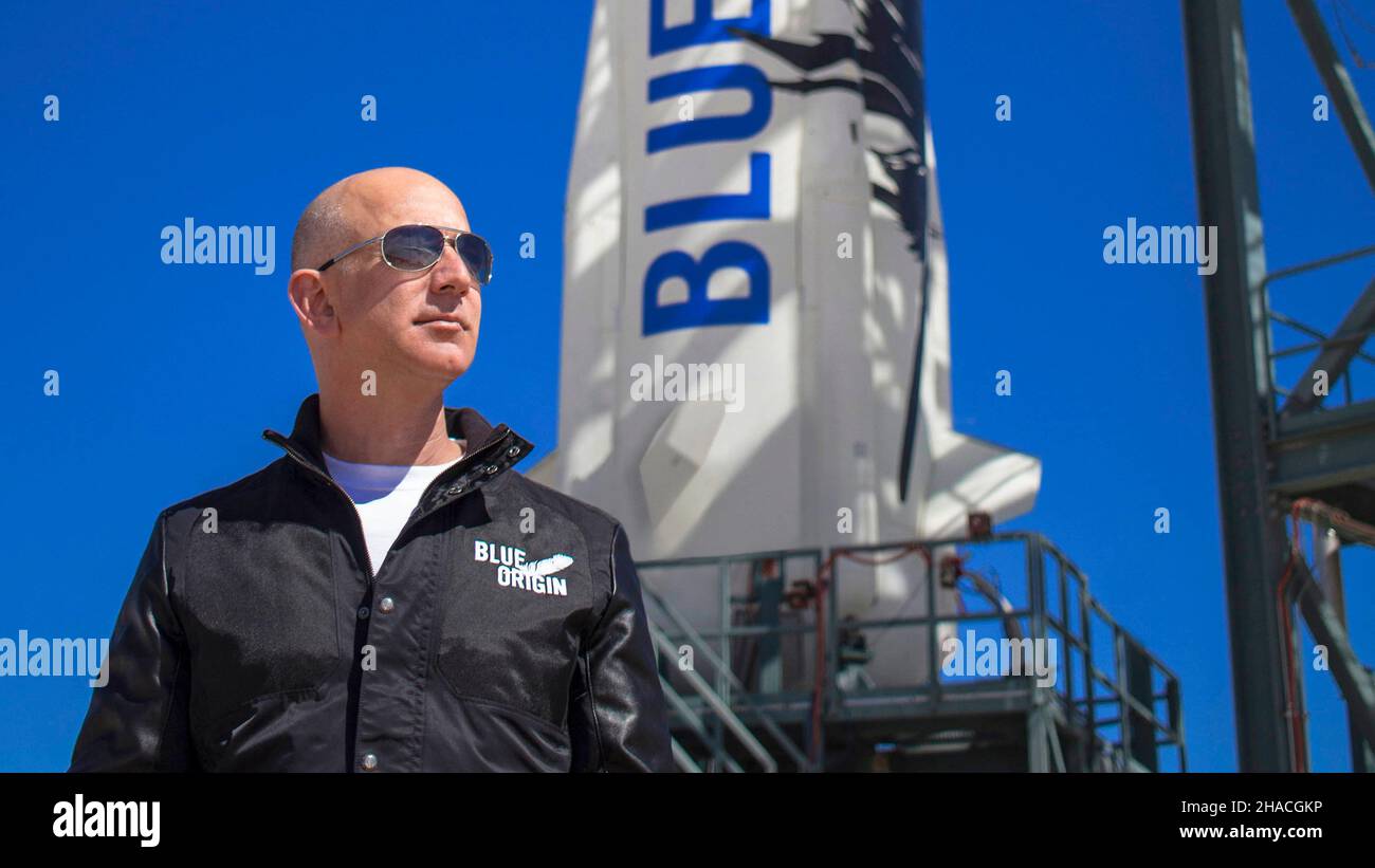 VAN HORN, TEXAS, USA - um 2015 - Jeff Bezos, der Gründer von Blue Origin, inspiziert die New Shepard Rakete auf der West Texas Startanlage vor der r Stockfoto