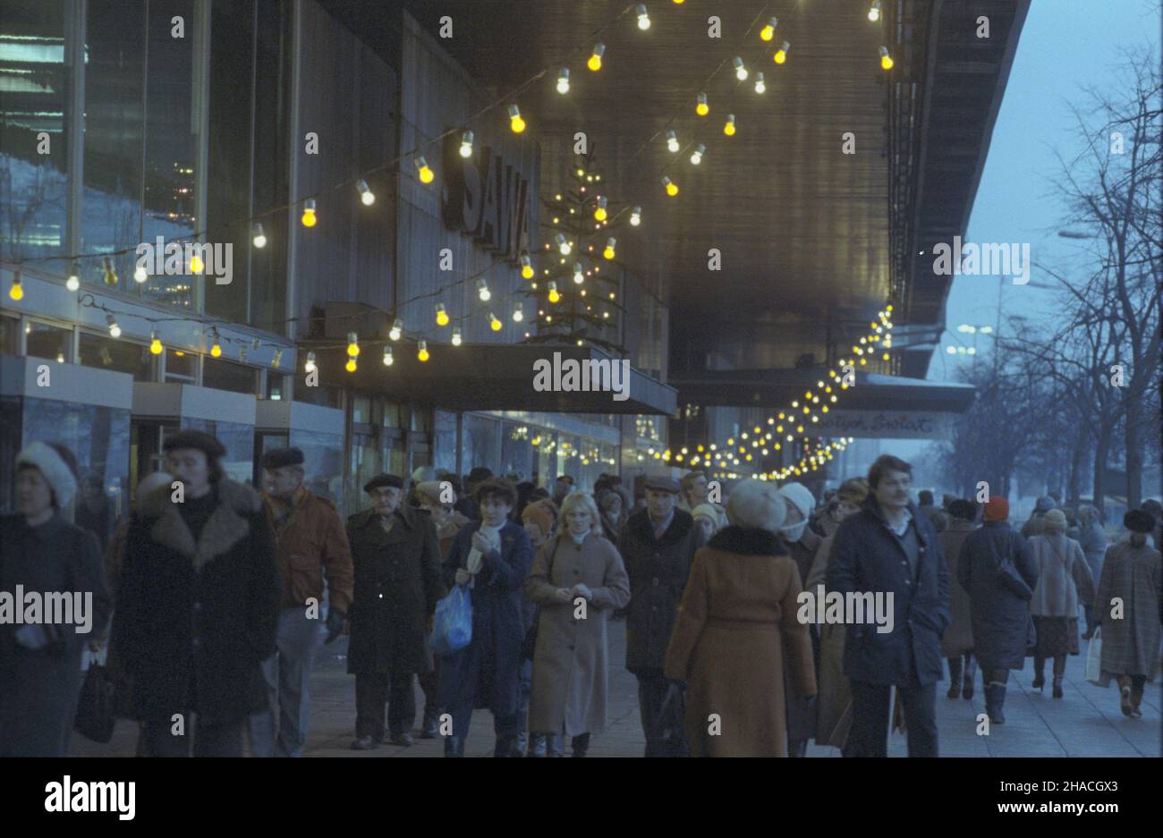 Warszawa 12,1984. Ulica Marsza³kowska przed Œwiêtami Bo¿Ego Narodzenia. Dekoracje œwi¹teczne na Domach Towarowych Centrum. Widok na Dom Towarowy Sawa. ka PAP/Jan Morek Dok³adny dzieñ wydarzenia nieustalony. Warschau, Dezember 1984. Marszalkowska Straße vor Weihnachten. Weihnachtsschmuck in den Kaufhäusern des Centrum. Ein Blick auf das Kaufhaus Sawa. ka PAP/Jan Morek Veranstaltungstag unbekannt Stockfoto
