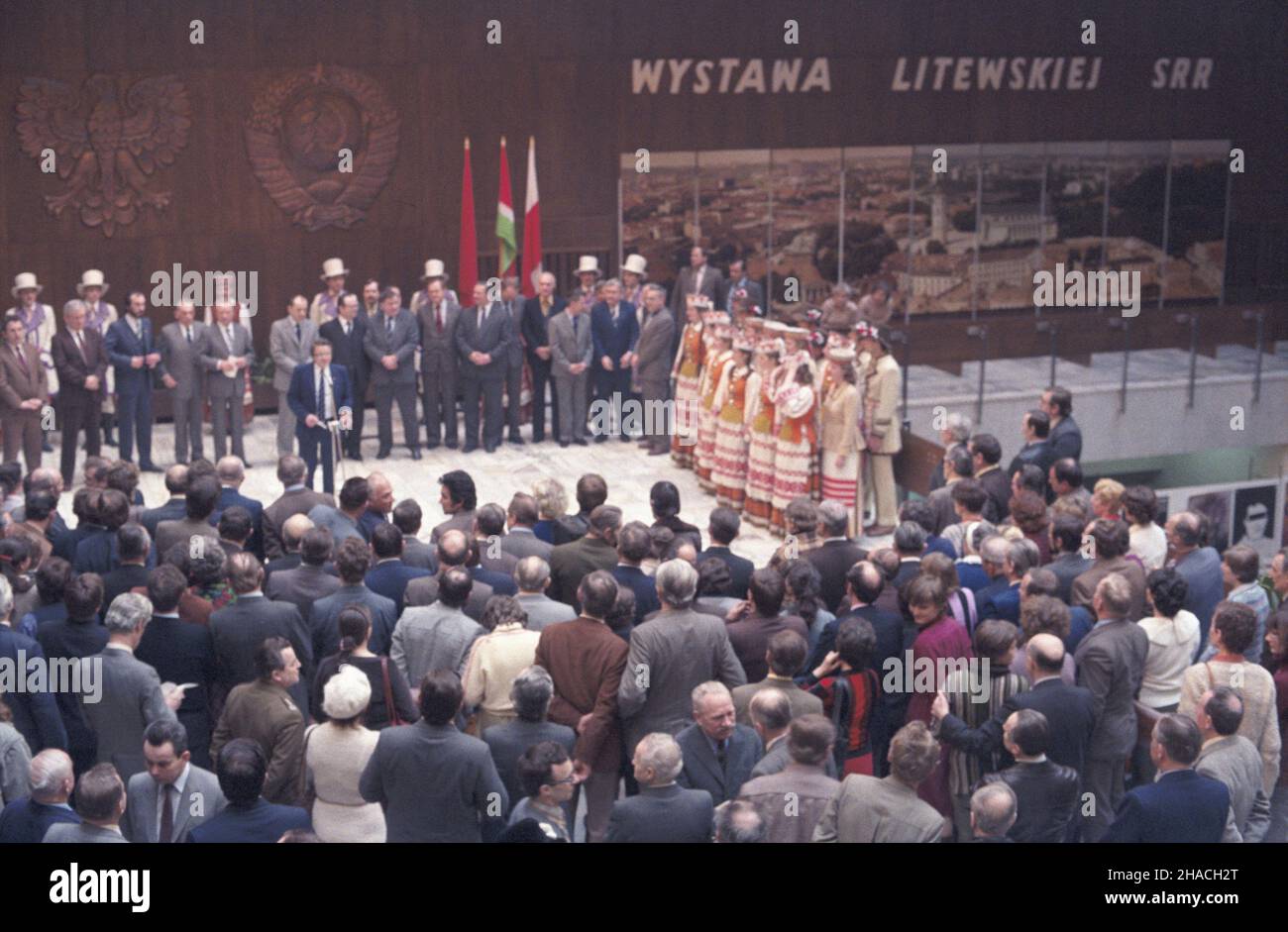 Warszawa 03,1985. XLV-lecie powo³ania Litewskiej Socjalistycznej Republiki Radzieckiej. NZ. Inauguracja wystawy poœwiêconej LSRR w Domu PrzyjaŸni Polsko-Radzieckiej. ka PAP/Tomasz Pra¿mowski Dok³adny dzieñ wydarzenia nieustalony. Warschau März 1985. Der 65th. Jahrestag der Sozialistischen Sowjetrepublik Litauen. Im Bild: Eröffnung einer Ausstellung im polnisch-sowjetischen Freundschaftshaus. ka PAP/Tomasz Prazmowski Termin unbekannt. Stockfoto