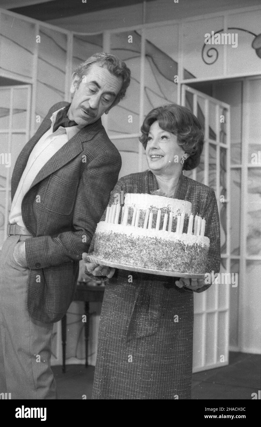 Warszawa 04,1985. Teatr KwaRat (Scena Teatru na Woli). Spektakl Pierre'a Cichnota pt. Czaruj¹cy £ajdak w re¿yserii Jana Kobuszewskiego. Nz. Jan Kobuszewski jako Franciszek Dumoulin oraz Danuta Szaflarska jako Betty Dumoulin. msa PAP/Zbigniew Matuszewski Dok³adny dzieñ wydarzenia nieustalony. Warschau April 1985. Das KwaRat Theater (die Bühne des Teatr na Woli Theaters). Pierre-chesnots Theaterstück mit dem Titel „gut für nichts“ unter der Regie von Jan Kobuszewski. Im Bild: Jan Kobuszewski spielt Francis Dumoulin und Danuta Szaflarska in der Rolle von Betty Dumoulin. msa PAP/Zbigniew Matuszewski EV Stockfoto