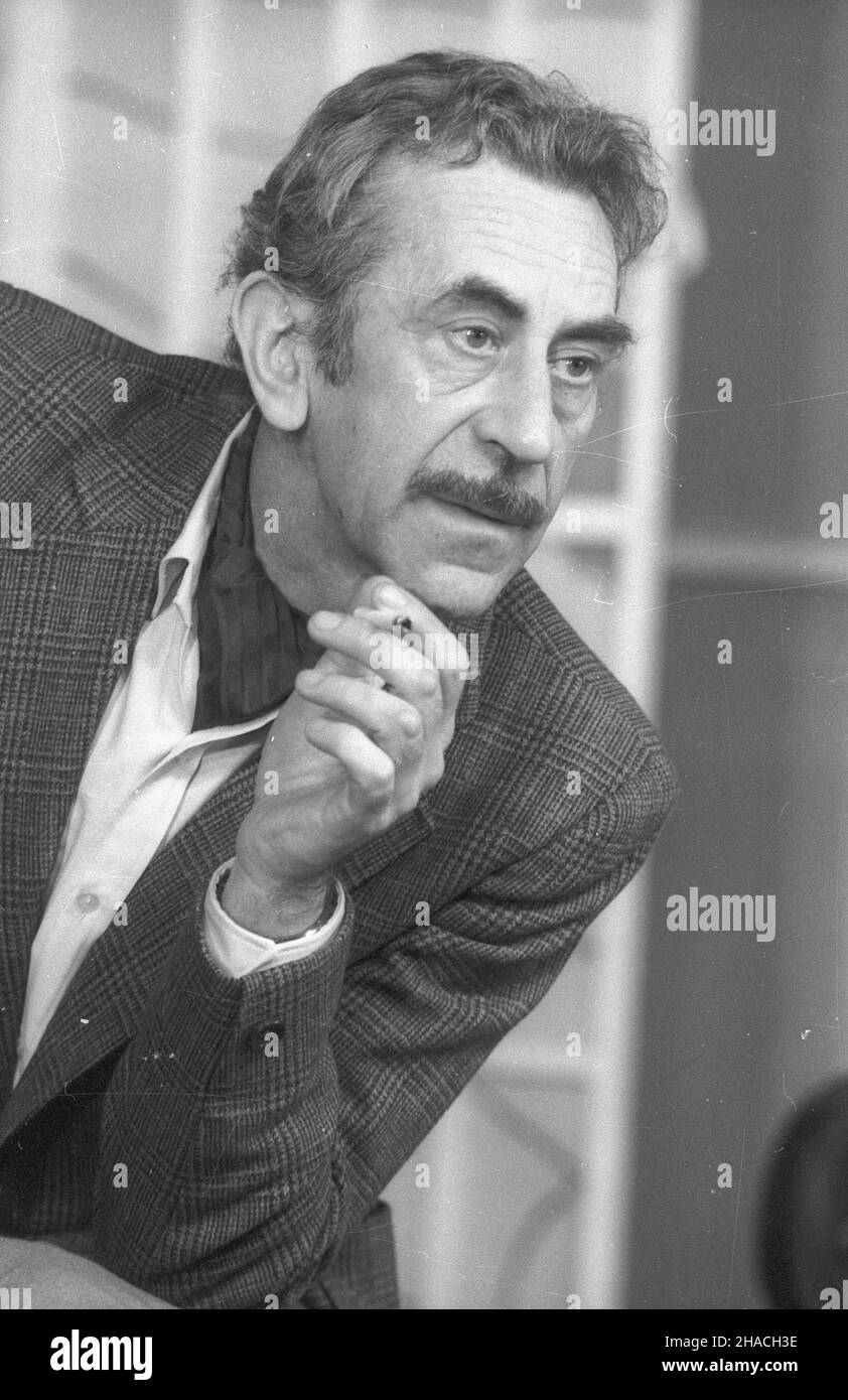 Warszawa 04,1985. Teatr KwaRat (Scena Teatru na Woli). Spektakl Pierre'a Cichnota pt. Czaruj¹cy £ajdak w re¿yserii Jana Kobuszewskiego. Nz. Jan Kobuszewski jako Franciszek Dumoulin. msa PAP/Zbigniew Matuszewski Dok³adny dzieñ wydarzenia nieustalony. Warschau April 1985. Das KwaRat Theeatre (die Bühne des Teatr na Woli Theaters). Pierre-chesnots Theaterstück mit dem Titel „gut für nichts“ unter der Regie von Jan Kobuszewski. Im Bild: Jan Kobuszewski spielt Francis Dumoulin. msa PAP/Zbigniew Matuszewski Termin unbekannt Stockfoto
