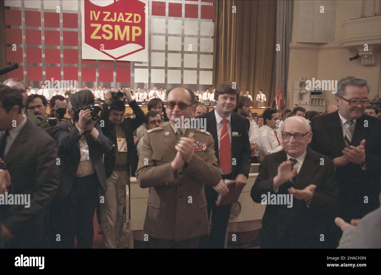 Warszawa 04,1985. IV Zjazd Zwi¹zku Socjalistycznej M³odzie¿y Polskiej (26-29.04.1985) w Sali Kongressowej Pa³acu Kultury i Nauki. NZ. od prawej: Wiceprezes Rady Ministrów Roman Malinowski, przewodnicz¹cy Rady Pañstwa Henryk Jab³oñski, przewodnicz¹cy Zarz¹du G³ównego ZSMP Jerzy Szmajdziñski, prezes Rady Ministrów gen. Wojciech Jaruzelski. ka PAP/Maciej Musia³ Dok³adny dzieñ wydarzenia nieustalony. Warschau, April 1985. Der Kongress der Polnischen Sozialistischen Jugendunion 4th (26. Bis 29. April 1985) im Kongresssaal des Kultur- und Wissenschaftspalastes. Rechts im Bild: stellvertretender CH Stockfoto
