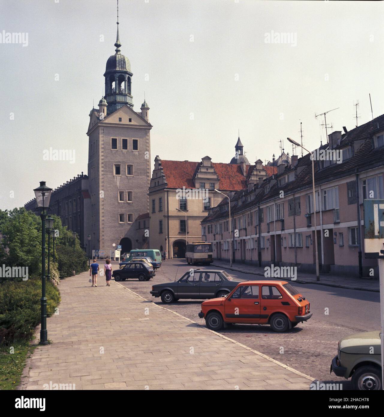 Stettin 06,1985. Zamek Ksi¹¿¹t Pomorskich – renesansowy zamek usytuowany na Wzgórzu Zamkowym. Nz. Wie¿a Dzwonów, widok od ul. Korsarzy. wb PAP/Tomasz Pra¿mowski Dok³adny dzieñ wydarzenia nieustalony. Szczecin, Juni 1985. Das Schloss der pommerschen Fürsten im Renaissance-Stil auf dem Schlossberg. Im Bild: Der Glockenturm der Burg von der Korsarzy Street aus gesehen. wb PAP/Tomasz Prazmowski Veranstaltungstag unbekannt Stockfoto