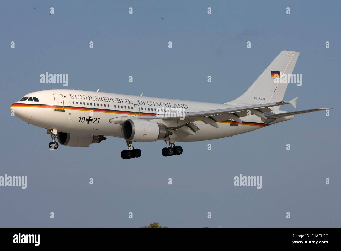 Airbus A310-304 (REG: 1021) der deutschen Luftwaffe mit einer offiziellen Delegation. Stockfoto