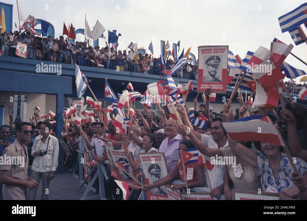 Kuba Hawana 20.09.1985. Wizyta premiera i przewodnicz¹cego Rady Pañstwa Polskiej Rzeczypospolitej Ludowej gen. Wojciecha Jaruzelskiego na Kubie (20-24.09.1985). Powitanie na lotnisku im. Jose Marti. wb PAP/Jan Morek Kuba Havanna 20. September 1985. Der Premierminister und Staatsoberhaupt der Volksrepublik Polen Wojciech Jaruzelski besucht Kuba (20.-24. September 1985). Eine Begrüßungszeremonie auf dem Flughafen Jose Marti. wb PAP/Jan Morek Stockfoto