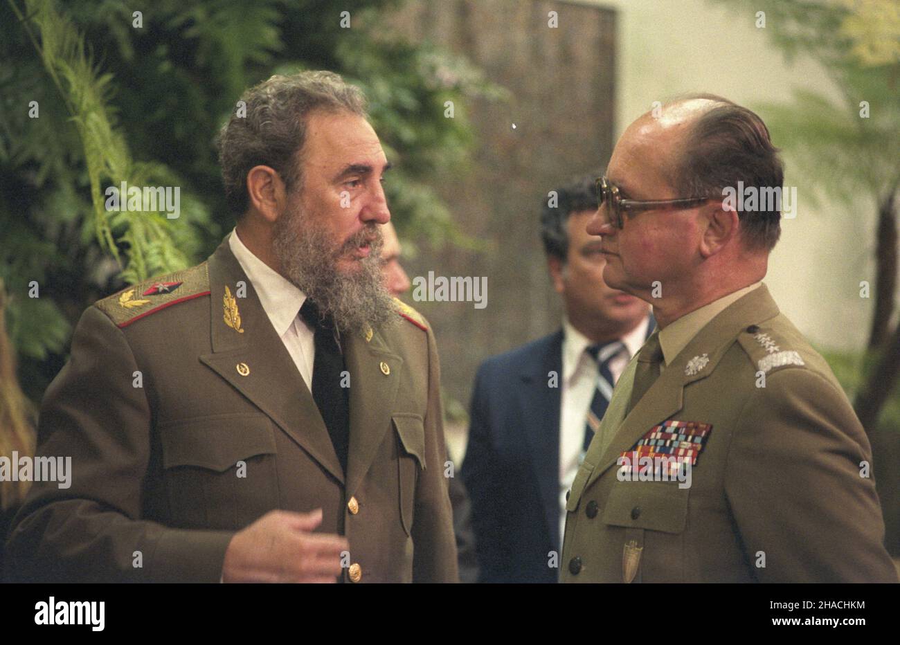 Kuba Hawana 20.09.1985. Wizyta premiera i przewodnicz¹cego Rady Pañstwa Polskiej Rzeczypospolitej Ludowej gen. Wojciecha Jaruzelskiego na Kubie (20-24.09.1985). Przyjêcie w Pa³acu Rewolucji. NZ. przewodnicz¹cy Rady Pañstwa, I sekretarz Komunistycznej Partii Kuby Fidel Castro (L) i Wojciech Jaruzelski (P). wb PAP/Jan Morek Kuba Havanna 20. September 1985. Der Premierminister und Staatsoberhaupt der Volksrepublik Polen Wojciech Jaruzelski besucht Kuba (20.-24. September 1985). Empfang im Palast der Revolution. Im Bild: Staatsoberhaupt, 1s Stockfoto