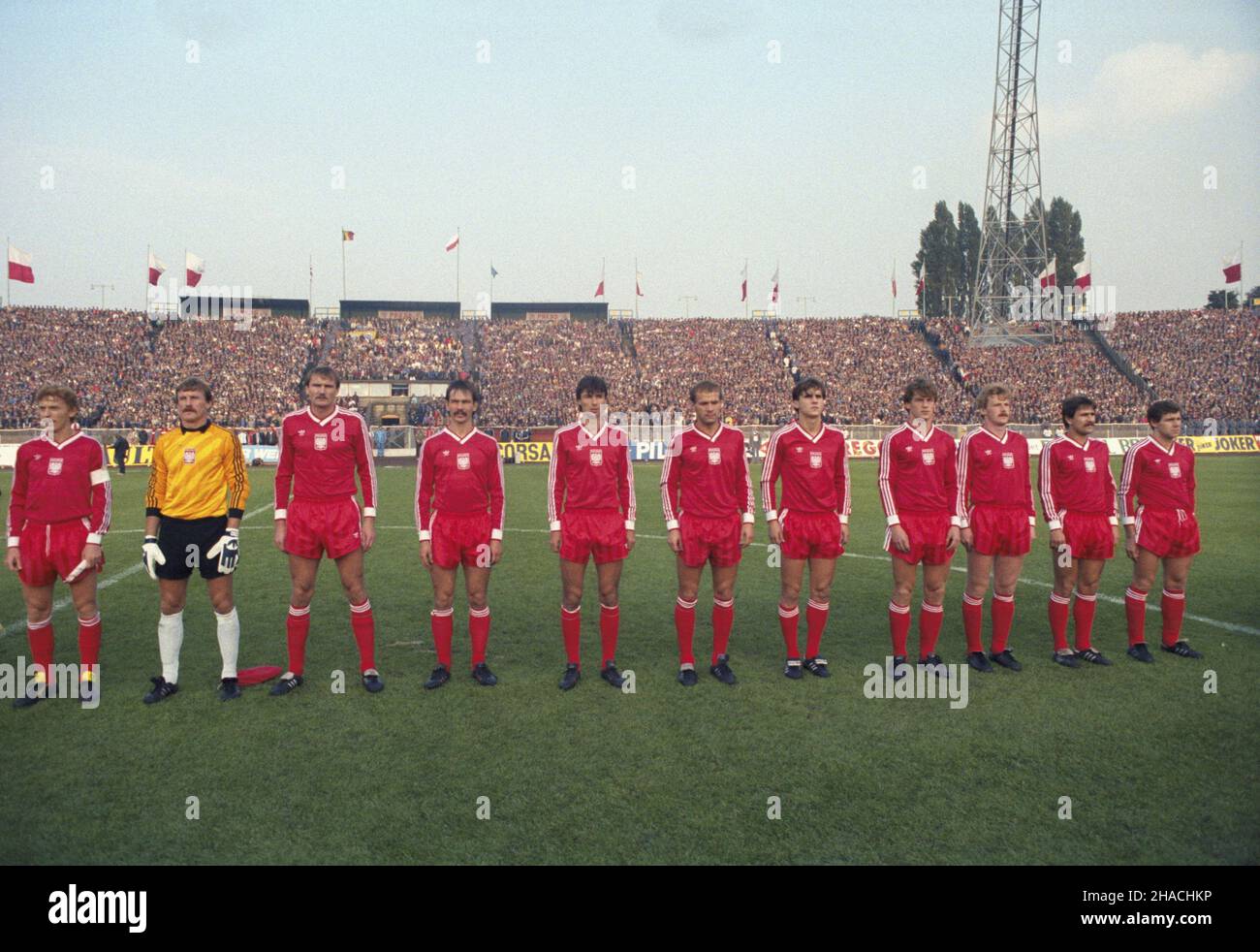 Chorzów 11.09.1985. Mecz eliminacyjny do mistrzostw œwiata w pi³ce no¿nej Polska-Belgia (0:0) na Stadionie Œl¹skim. NZ. Reprezentacja Polski, od prawej: W³odzimierz Smolarek, Marek Ostrowski, Waldemar Matysik, Jan Urban, Dariusz Dziekanowski, Krzysztof Pawlak, Ryszard Komornicki, Kazimierz Przybyœ, Roman Wójcicki, Józef M³ynarczyk, Zbigniew Boniek. wb PAP/Jerzy Ochoñski Chorzow 11. September 1985. Ein WM-Qualifikationsspiel Polen-Belgien (0:0) im Slaski-Stadion. Im Bild: Polens Nationalmannschaft von rechts - Wlodzimierz Smolarek, Marek Ostrowski, Waldemar Matysik, Jan Stockfoto