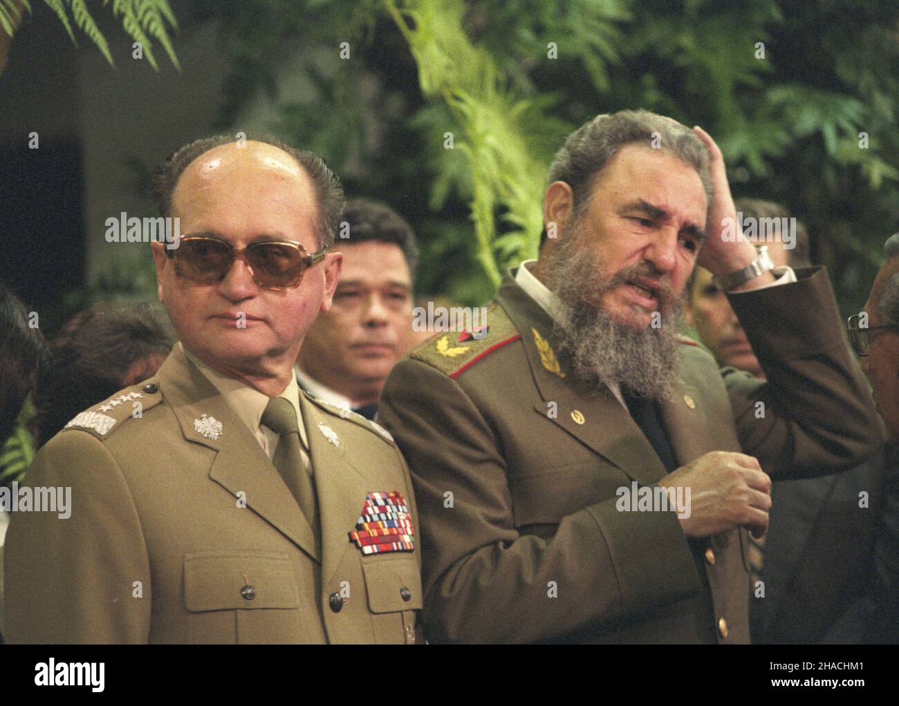 Kuba Hawana 20.09.1985. Wizyta premiera i przewodnicz¹cego Rady Pañstwa Polskiej Rzeczypospolitej Ludowej gen. Wojciecha Jaruzelskiego na Kubie (20-24.09.1985). Przyjêcie w Pa³acu Rewolucji. NZ. przewodnicz¹cy Rady Pañstwa, I sekretarz Komunistycznej Partii Kuby Fidel Castro (P) i Wojciech Jaruzelski (L). wb PAP/Jan Morek Kuba Havanna 20. September 1985. General Wojciech Jaruzelski, Premierminister und Staatsoberhaupt der Volksrepublik Polen, besucht Kuba (20.-24. September 1985). Empfang im Palast der Revolution. Im Bild: Leiter des Rates der S Stockfoto