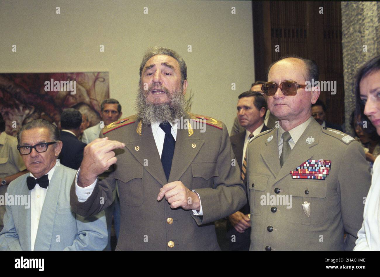 Kuba Hawana 20.09.1985. Wizyta premiera i przewodnicz¹cego Rady Pañstwa Polskiej Rzeczypospolitej Ludowej gen. Wojciecha Jaruzelskiego na Kubie (20-24.09.1985). Przyjêcie w Pa³acu Rewolucji. NZ. m.in. przewodnicz¹cy Rady Pañstwa, I sekretarz Komunistycznej Partii Kuby Fidel Castro (2L) i Wojciech Jaruzelski (P). wb PAP/Jan Morek Kuba Havanna 20. September 1985. Der Premierminister und Staatsoberhaupt der Volksrepublik Polen Wojciech Jaruzelski besucht Kuba (20.-24. September 1985). Empfang im Palast der Revolution. Abgebildet unter anderem: Leiter des C Stockfoto