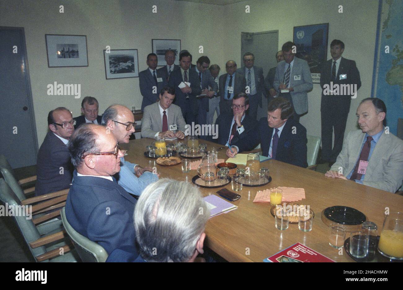 Stany Zjednoczone Ameryki Nowy Jork 26.09.1985. Wizyta premiera i przewodnicz¹cego Rady Pañstwa Polskiej Rzeczypospolitej Ludowej Wojciecha Jaruzelskiego w siedzibie Organizacji Narodów Zjednoczonych (25-27.09.1985). Nz. Wojciech Jaruzelski (L) podczas spotkania z przedstawicielami sieci telwizyjnej ABC News. W g³êbi z lewej Przewodnicz¹cy Komitetu Obrony przy Prezesie Rady Ministrów Wies³aw Górnicki. wb PAP/Jan Morek Die Vereinigten Staaten von Amerika New York 26 September 1985. Premierminister und Staatsoberhaupt der Volksrepublik Polen Wojciech Jaruzelski zahlt einen Stockfoto