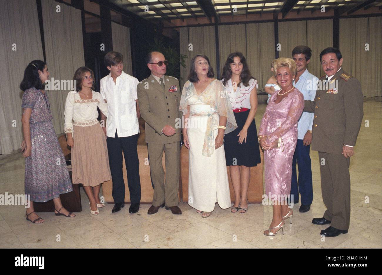 Kuba Hawana 21.09.1985. Wizyta premiera i przewodnicz¹cego Rady Pañstwa Polskiej Rzeczypospolitej Ludowej gen. Wojciecha Jaruzelskiego na Kubie (20-24.09.1985). NZ. m.in. Wojciech Jaruzelski (4L), ¿ona Raula Castro Vilma Espin, dzia³aczka pañstwowa, rewolucjonistka, przewodnicz¹ca Kubañskiej Federacji Kobiet (5L), ¿ona Barbara (2P), II sekretarz Komitetu Centralnego Komunistycznej Partii Kuby Raul Castro (P) podczas spotkania z pracownikami Pambasady PRL Kuba Havanna 21. September 1985. Premierminister und Vorsitzender des Staatsrats der Volksrepublik Polen W Stockfoto