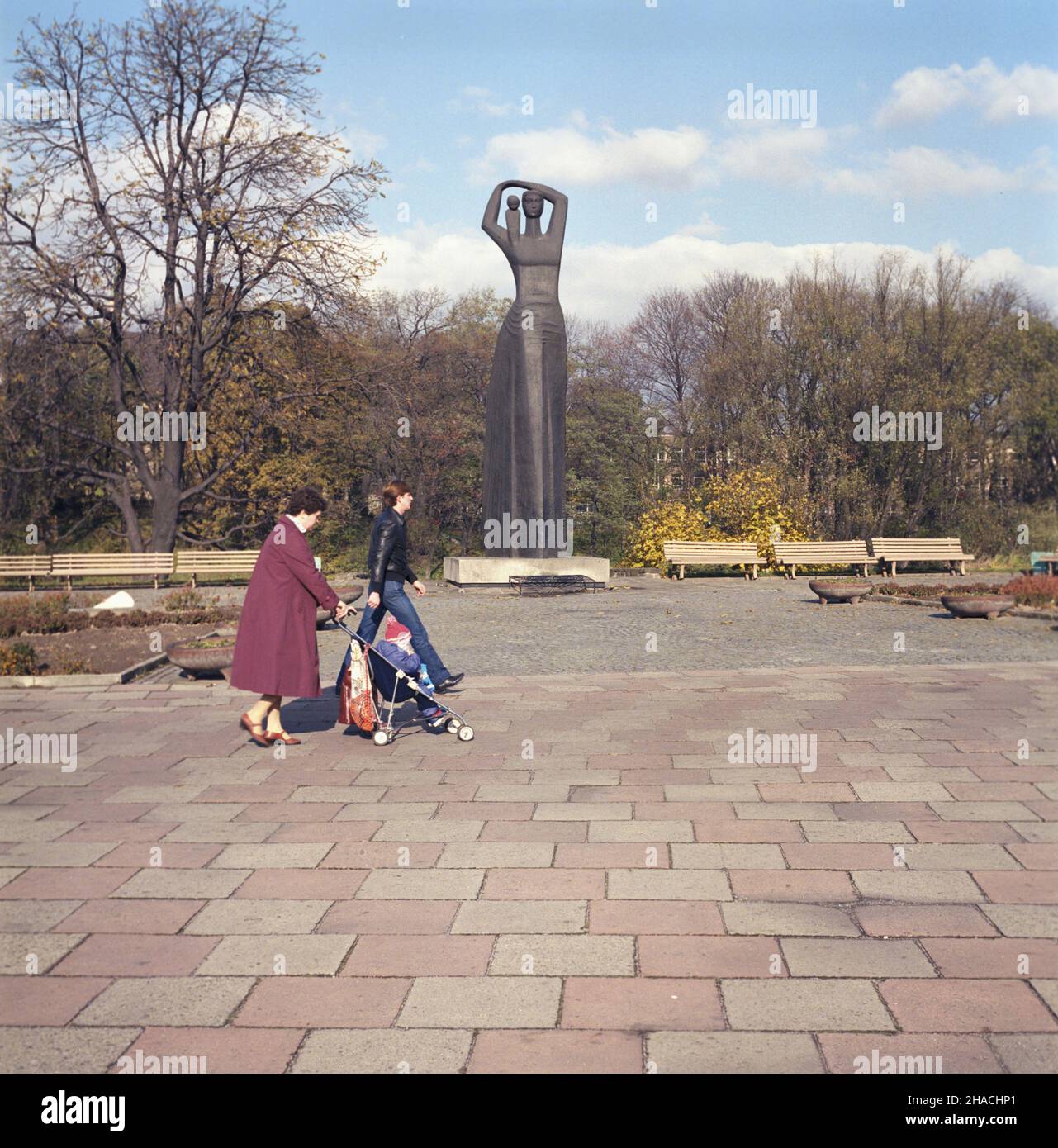 Racibórz 10,1985. Pomnik Matki Polki na placu Mostowym, poœwiêcony œl¹skim matkom wychowuj¹cym dzieci w duchu patriotyzmu. Projekt Jana Borowicza. mw PAP/Tadeusz ZagoŸdziñski Dok³adny dzieñ wydarzenia nieustalony. Raciborz, Oktober 1985. Das polnische Mutterdenkmal auf dem Mostowy-Platz zollt schlesischen Müttern Tribut, die ihre Kinder patriotisch großgezogen haben. Das Denkmal wurde von Jan Borowicz entworfen. mw PAP/Tadeusz Zagozdzinski Veranstaltungstag unbekannt Stockfoto