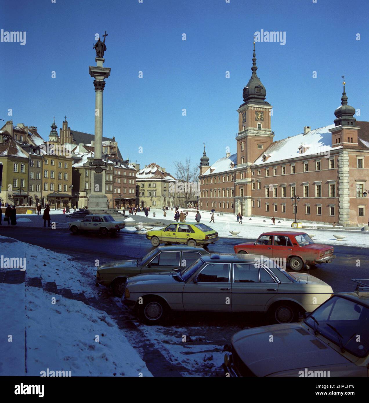 Warszawa 01,1986. Widok na Stare Miasto od strony Krakowskiego Przedmieœcia. NZ. plac Zamkowy z kolumn¹ Zygmunta III Wazy i Zamkiem Królewskim (P). mw PAP/Jan Morek Dok³adny dzieñ wydarzenia nieustalony. Warschau Januar 1986. Die Altstadt von der Krakowskie Przedmiescie Street aus gesehen. Im Bild: Der Zamkowy-Platz mit dem König Sigismundus der dritten Wasa und dem königlichen Castl (rechts). mw PAP/Jan Morek genaues Datum unbekannt. Stockfoto