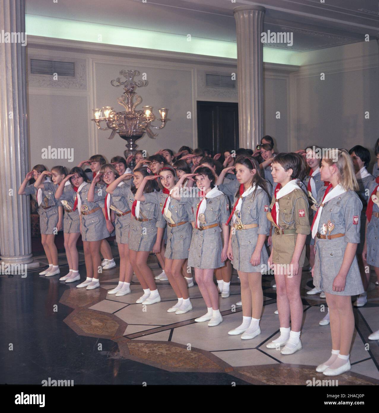 Warszawa 17.02.1986. Wystêp Reprezentacyjnego Zespo³u Artystycznego Zwi¹zku Harcerstwa Polskiego (ZHP) Gawêda dla delegatów na Kongres Pokój Dzieciom Œwiata (w przeddzieñ rozpoczêcia obrad). Pa³ac M³odzie¿y w Pa³acu Kultury i Nauki (PKIN) mw PAP/Tadeusz ZagoŸdziñski Warschau 17. Februar 1986. Eine Aufführung der Musikensamble der Pathfinder Union (ZHP) von Gaweda Polen für die Delegierten des Friedens zum Weltkinderkongress (am Vorabend der Debatten). Der Palast der Kultur und Wissenschaft (PKiN). mw PAP/Tadeusz Zagozdzinski Stockfoto