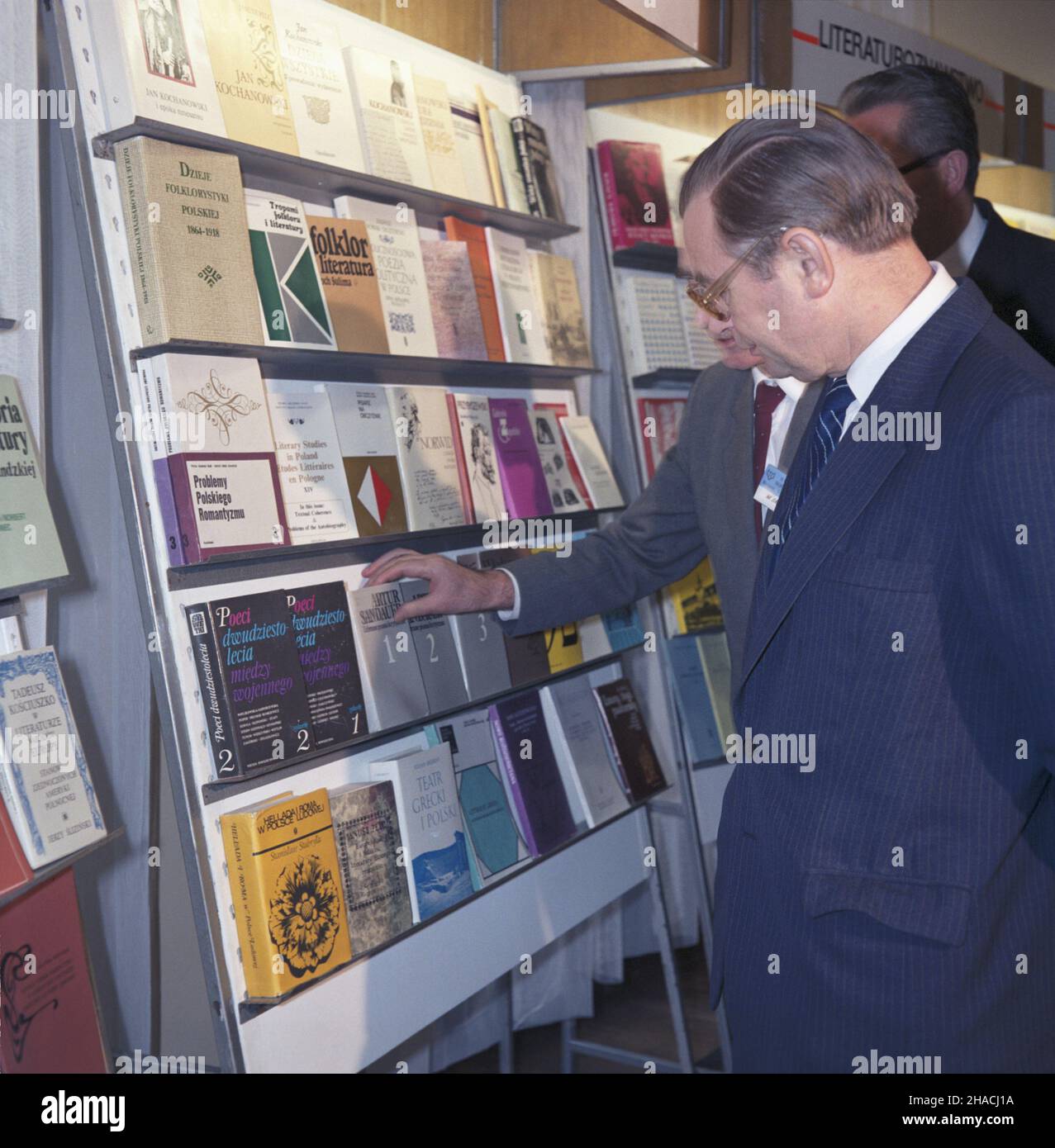 Warszawa 03,1986. III Kongres Nauki Polskiej obradowa³ (5-7 März) w Sali Kongressowej Pa³acu Kultury i Nauki (PKiN). NZ. w PKiN Premier Zbigniew Messner na wystawie ksi¹¿ek z Ró¿nych dziedzin nauki. mw PAP/Tadeusz ZagoŸdziñski Dok³adny dzieñ wydarzenia nieustalony. Warszawa 1986. März der dritte polnische Wissenschaftskongress (5.-7. März) im Kongresssaal des Kultur- und Wissenschaftspalastes (PKiN). Im Bild: Premierminister Zbigniew Messner bei der Ausstellung mit Publikationen aus verschiedenen wissenschaftlichen Bereichen. mw PAP/Tadeusz Zagozdzinski genaues Datum unbekannt Stockfoto
