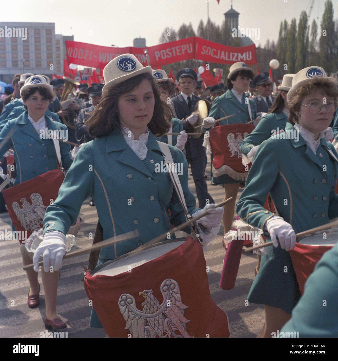 Warszawa 01.05.1986. Obchody Œwiêta Pracy. NZ. orkiestra dêta w pochodzie pierwszomajowym na placu Zwyciêstwa. msa PAP/Jan Morek Warschau, 1. Mai 1986. Feierlichkeiten zum 1. Mai. Im Bild: Eine Blaskapelle bei einer Parade am 1. Mai auf dem Zwyciestwa-Platz. msa PAP/Jan Morek Stockfoto