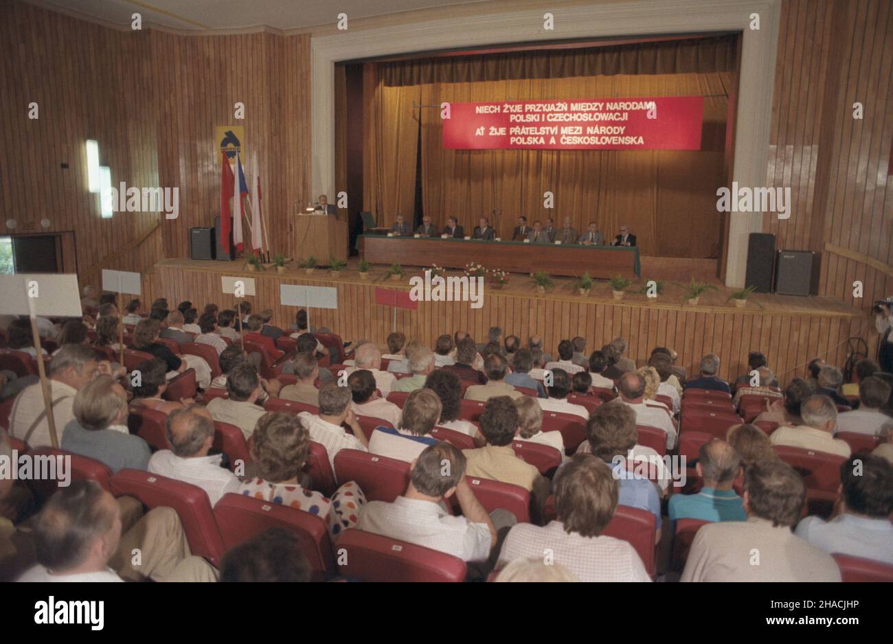 Warszawa 01.07.1986. X Zjazd Polskiej Zjednoczonej Partii Robotniczej (PZPR), w dniach 29,06.-3.07.1986, na który przyjecha³y delegacje zagraniczne. NZ. Delegacja Czechos³owackiej Republiki Socjalistycznej (CSRS) z jej przewodnicz¹cym, cz³onkiem prezydium Komitetu Centalnego Komunistycznej Partii Czechos³owacji Josefem Lenartem na czele w Zak³adach Mechanicznych Ursus. msa PAP/Wojciech Kryñski Warschau, Den 1. Juli 1986. Am Kongress der Vereinigten Polnischen Arbeiterpartei 10th vom 29. Juni bis 3. Juli 1986 nahmen ausländische Delegationen Teil. Im Bild: Delega der Tschechoslowakischen Sozialistischen Republik Stockfoto