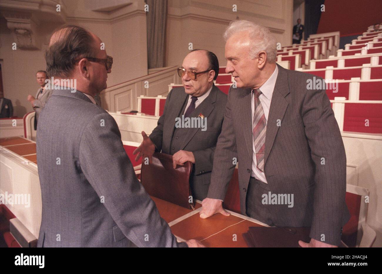 Warszawa 02.07.1986. X Zjazd Polskiej Zjednoczonej Partii Robotniczej (PZPR) w Sali Kongressowej Pa³acu Kultury i Nauki (29,06-3.07.1986). NZ. od lewej: przewodnicz¹cy Radieckiego Pañstwa PRL i sekretarz Komitetu Centralnego PZPR genera³ Wojciech Jaruzelski, sekretarz Komitetu Centralnego Komunistycznej Partii Zwi¹zku Radzieckiego (KPZR) Aleksandr Niko³ajewicz Jakowlew, Minister Zwi¹zku Eduard Spraw zagranicznych Wojalistych (Republic Kryñski SRADZSRAP Warschau, Den 2. Juli 1986. Der Kongress der Vereinigten Polnischen Arbeiterpartei 10th in der Kongresshalle Stockfoto