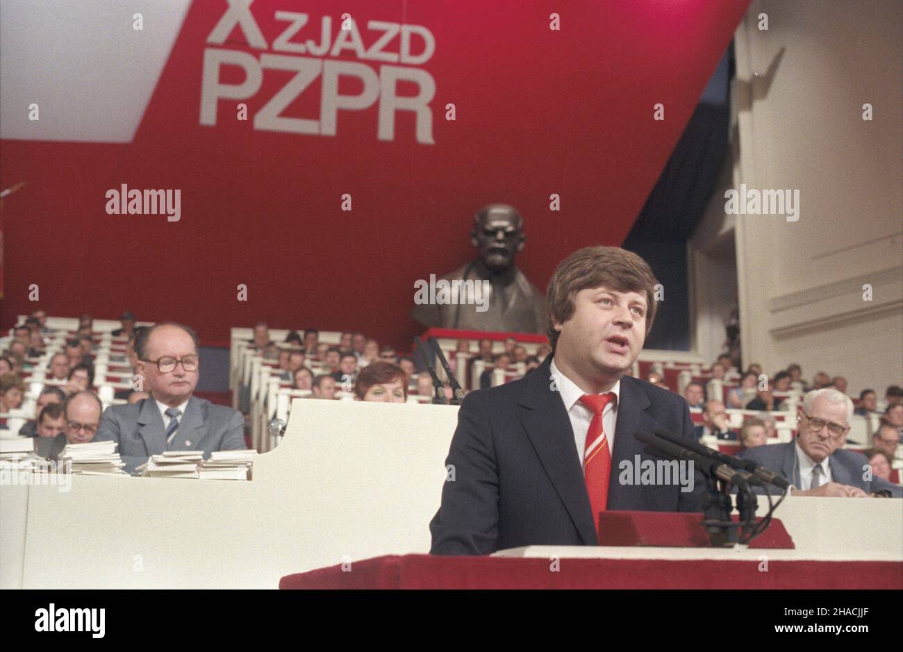 Warszawa 02.07.1986. X Zjazd Polskiej Zjednoczonej Partii Robotniczej (PZPR) w Sali Kongressowej Pa³acu Kultury i Nauki (29,06.-3.07.1986). NZ. Przemawia przewodnicz¹cy Zarz¹du G³ównego Zwi¹zku Socjalistycznej M³odzie¿y Polskiej (ZSMP) i pose³ na sejm IX kadencji Jerzy Szmajdziñski. W g³êbi w pierwszym rzêdzie: przewodnicz¹cy Rady Pañstwa PRL i sekretarz Komitetu Centralnego PZPR genera³ Wojciech Jaruzelski (1L), cz³onek Biura Politycznego Niemieckiej Socjalistycznej Partii Jednoœci (SED) i Premier Niemieckiej Republiki Demokraycznej Willy zoporz Rogiñski (1P) Warsa Stockfoto