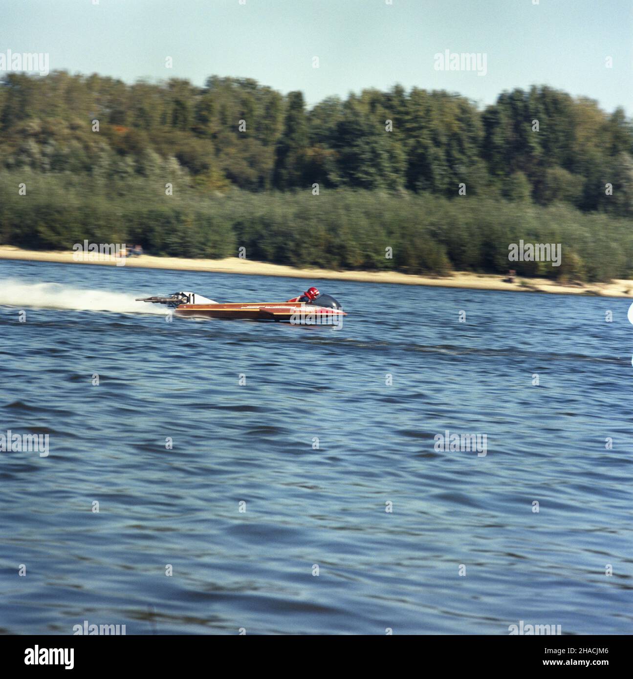 Warszawa 09,1986. Wyœcig ³odzi motorowych, zawody na Wiœle o Wielk¹ Nagrodê Stolicy (27-28,09). NZ. Zawodnik klubu sportowego Polonia Warszawa Waldemar Marsza³ek w ³odzi motorowej na trasie wyœcigu. msa PAP/Leszek Fidusiewicz Dok³adny dzieñ wydarzenia nieustalony. Warschau, September 1986. Ein Motorbootrennen - Wettbewerb um den Großen Warschauer Preis auf der Weichsel (27.-28. September). Im Bild: Wettkämpfer des Polonia Warszawa Sportvereins Waldemar Marszalek. msa PAP/Leszek Fidusiewicz Veranstaltungstag unbekannt Stockfoto