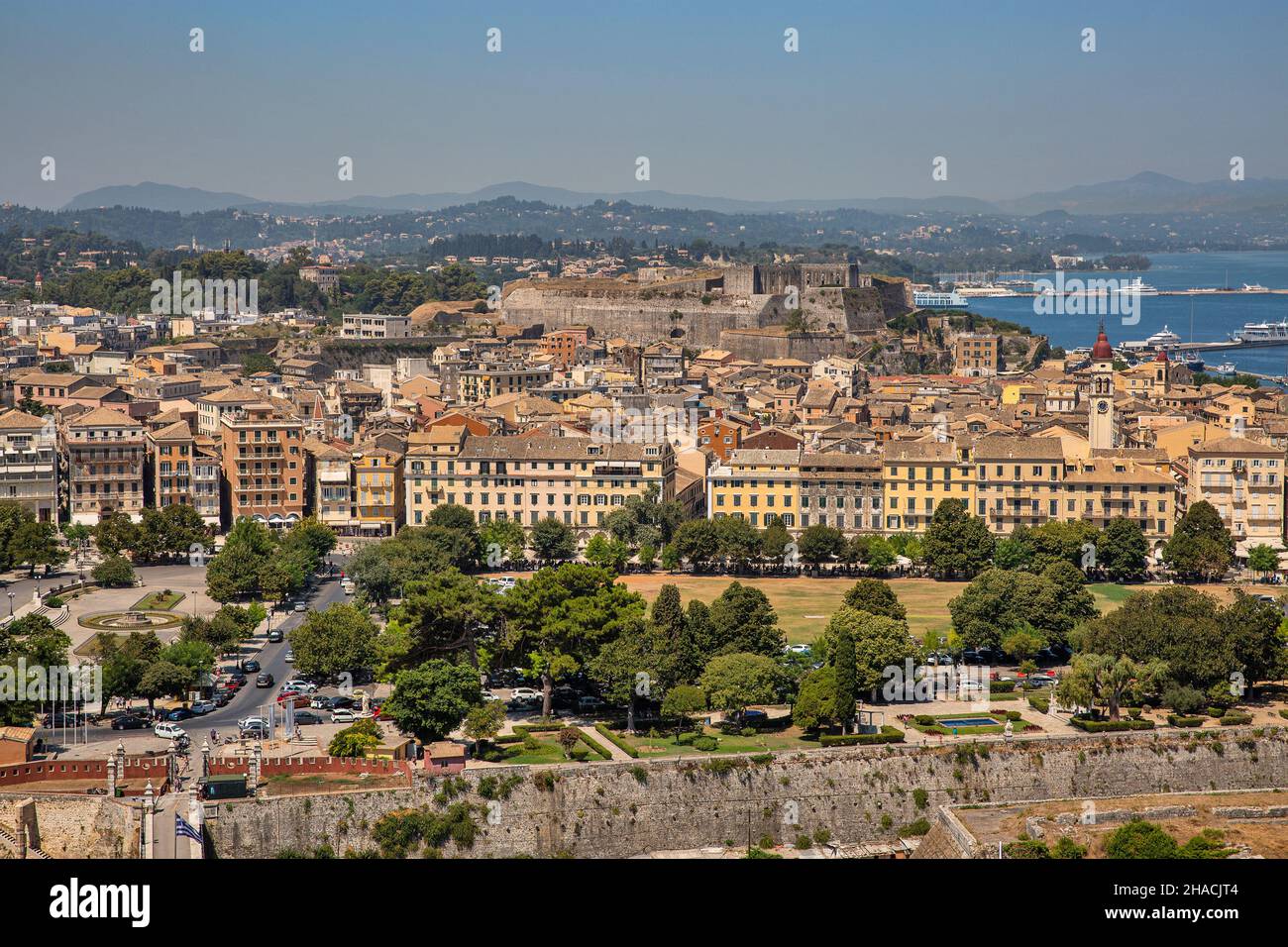 Stadtbild mit dem berühmten touristischen Wahrzeichen New Fortress und Passagierhafen. Kerkyra, Korfu, Griechenland Stockfoto