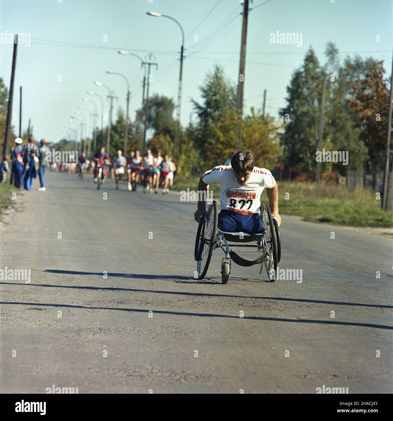 Warszawa 28.09.1986. Stadion Dziesiêciolecia. VIII. Miêdzynarodowy Warszawski Maraton Pokoju. NZ. w biegu brali udzia³ tak¿e zawodnicy niepe³nosprawni. msa PAP/Leszek Fidusiewicz Warschau, Den 28. September 1986. Das Decennial Stadium. Der Internationale Friedensmarathon 8th. Im Bild: Ein behinderter Teilnehmer, der am Marathon teilnimmt. msa PAP/Leszek Fidusiewicz Stockfoto