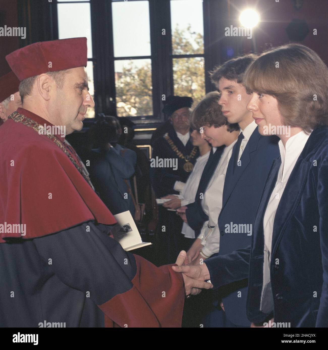 Kraków 01.10.1986. Uroczysta inauracja roku akademickiego na Uniwersytecie Jagielloñskim (UJ) w auli Collegium Novum. NZ. prorektor Andrzej Pelczar wrêcza indeksy studentom pierwszego roku. msa PAP/Jerzy Ochoñski Krakau, 1. Oktober 1986. Die Eröffnung des akademischen Jahres im Hörsaal der Jagiellonen Universität. Im Bild: Vizepräsident Andrzej Pelczar präsentiert Kreditbücher für Studenten des ersten Jahrgangs. msa PAP/Jerzy Ochonski Stockfoto