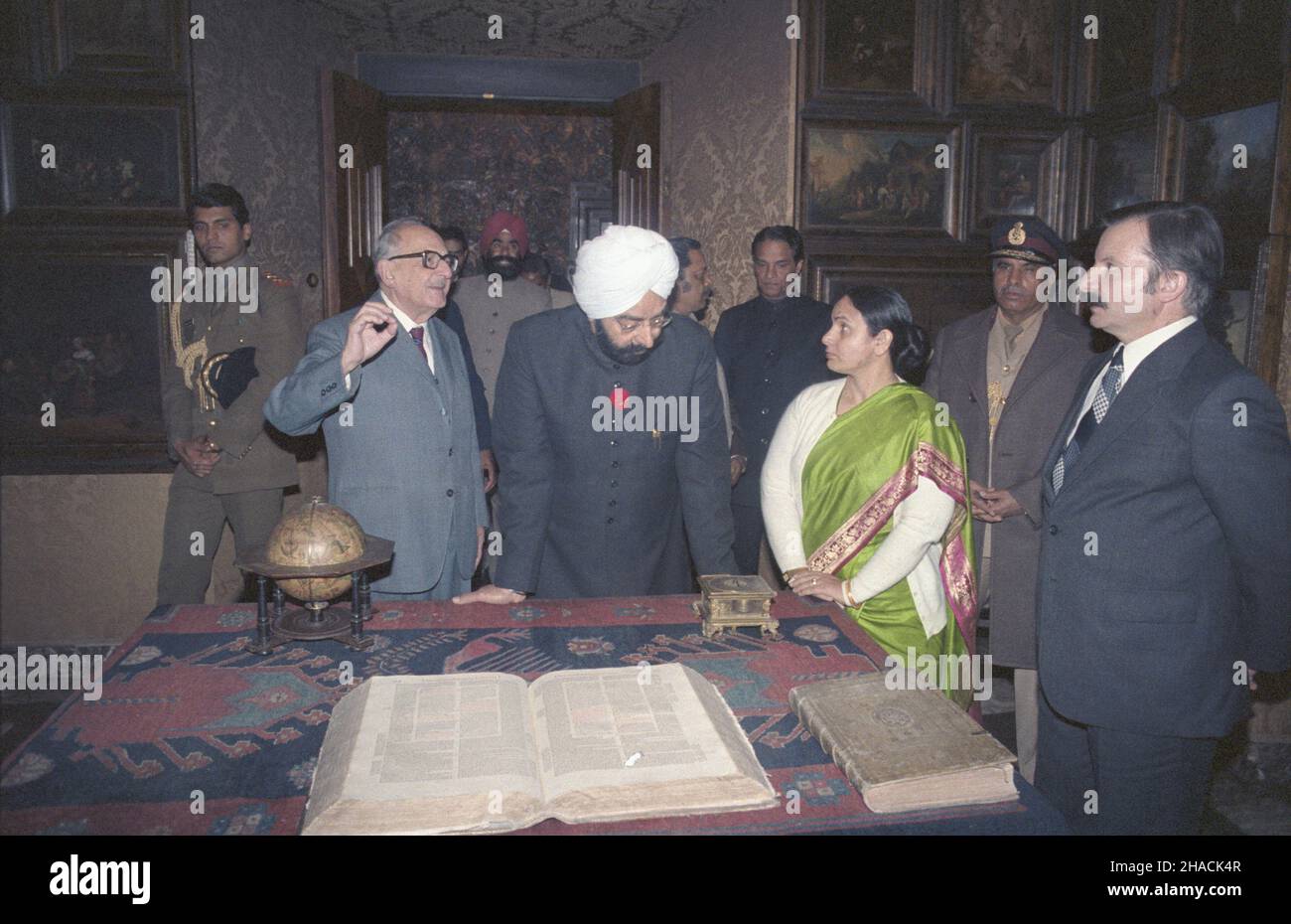 Kraków 08.11.1986. Wizyta prezydenta Republiki Indii Giani Zail Singha w Polsce (06-10.11.1986). Nz. Giani Zail Singh (C) w gabinecie króla Zygmunta III Wazy na Zamku Królewskim na Wawelu. Prezydenta Indii oprowadza historyk sztuki, dyrektor Pañstwowych Zbiorów Sztuki na Wawelu prof. Jerzy Szablowski (2L). ka PAP/Jerzy Ochoñski Krakau 08. November 1986. Der Präsident der Republik Indien Giani Zail Singh besucht Polen (06-10. November 1986). Im Bild: Giani Zail Singh (in der Mitte) in der Studie des Königs Sigismundus III. Vasa im Wawel Royal Castle. Der Präsident wird von geleitet Stockfoto