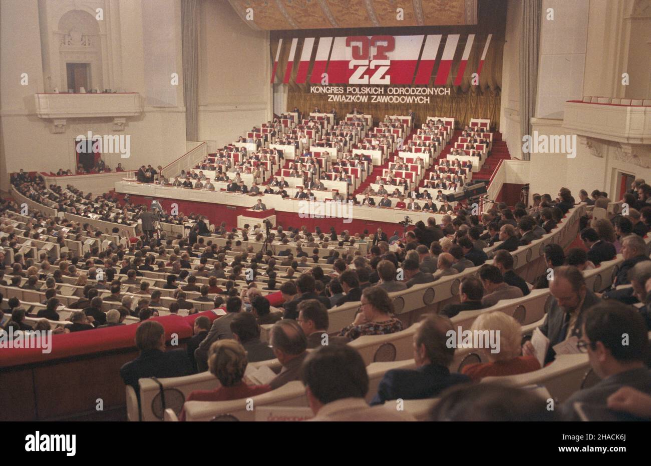 Warszawa 11,1986. II Kongres Ogólnopolskiego Porozumienia Zwi¹zków Zawodowych w Sali Kongressowej Pa³acu Kultury i Nauki (26-30.11.1986). ka PAP/Jan Morek Dok³adny dzieñ wydarzenia nieustalony. Warschau November 1986. Kongress des gesamtpolnischen Gewerkschaftsabkommens (OPZZ) 2nd im Kultur- und Wissenschaftspalast (26-30. November 1986). ka PAP/Jan Morek genaues Datum unbekannt. Stockfoto