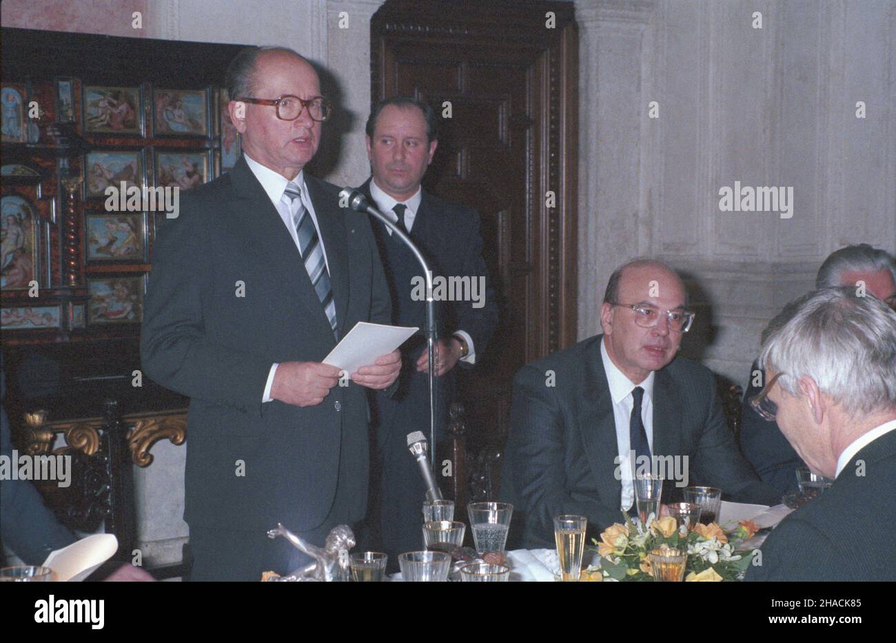 W³ochy Rzym 12.01.1987. Wizyta przewodnicz¹cego Rady Pañstwa Polskiej Rzeczpospolitej Ludowej genera³a Wojciecha Jaruzelskiego (12-14.01.1987) we W³oszech. NZ. gen. Wojciech Jaruzelski (1L) na oficjalnym obiedzie U premiere W³och Bettino Craxiego (3L) w rezydencji rz¹dowej Villa Madama. ka PAP/Tadeusz ZagoŸdziñski Italien Rom 12. Januar 1987. General Wojciech Jaruzelski, Vorsitzender des Staatsrats der Polnischen Volksrepublik, besucht Italien (12-14. Januar 1987). Im Bild: General Wojciech Jaruzelski (1st links) beim offiziellen Abendessen des italienischen Premierministers Bettino Craxi (3rd links) bei Stockfoto