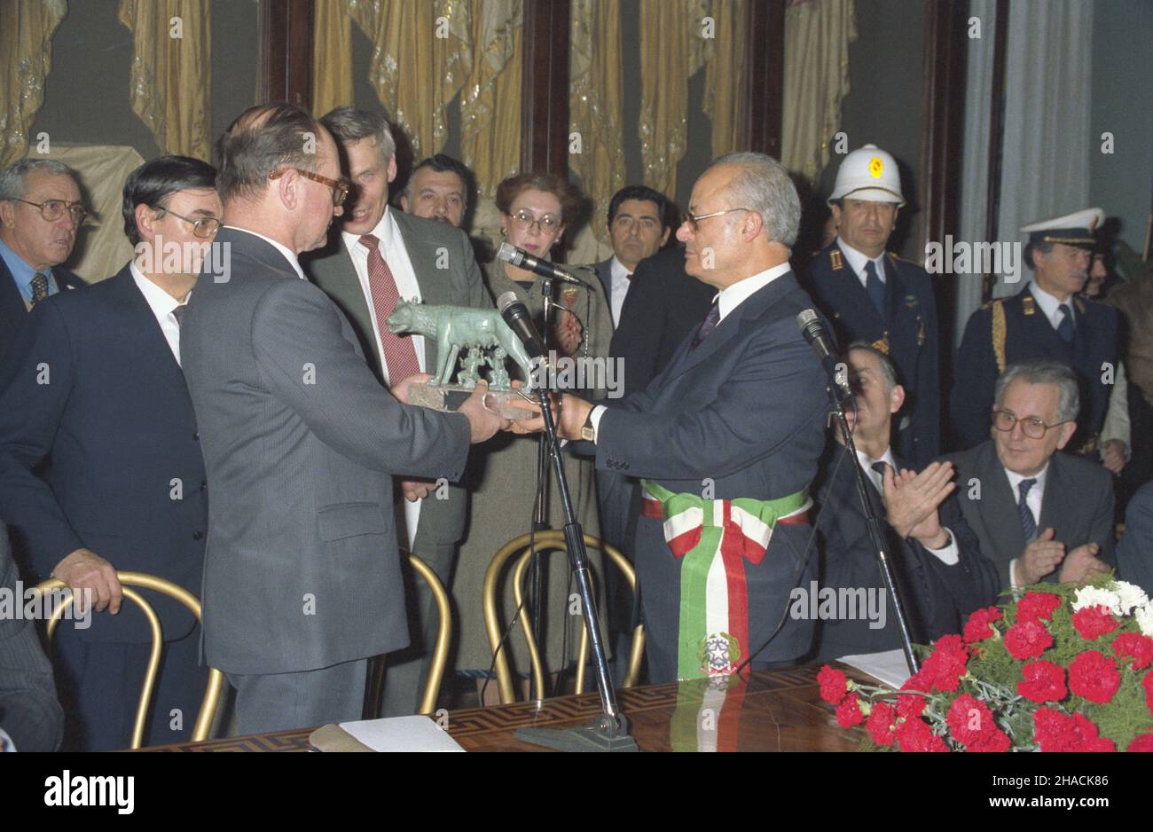 W³ochy Rzym 13.01.1987. Wizyta przewodnicz¹cego Rady Pañstwa Polskiej Rzeczpospolitej Ludowej genera³a Wojciecha Jaruzelskiego (12-14.01.1987) we W³oszech. NZ. gen. Wojciech Jaruzelski (3L) podczas spotkania w ratuszu z burmistrzem Rzymu Nicola Signorello (5P) otrzymuje pami¹tkow¹ statuetkê Wilczycy Kapitoliñskiej. ka PAP/Tadeusz ZagoŸdziñski Italien Rom 13. Januar 1987. General Wojciech Jaruzelski, Vorsitzender des Staatsrats der Polnischen Volksrepublik, besucht Italien (12-14. Januar 1987). Im Bild: General Wojciech Jaruzelski (3rd links) bei einem Treffen mit dem Bürgermeister von Rom, Nico Stockfoto