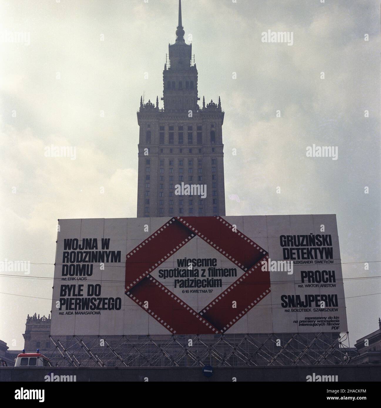 Warszawa 04,1987. Plakat na placu Defilad przed Pa³acem Kultury i Nauki informuj¹cy o przegl¹dzie filmowym pt. Wiosenne spotkania z filmem radzieckim (6-16.04.1987). ka PAP/Tadeusz ZagoŸdziñski Dok³adny dzieñ wydarzenia nieustalony. Warschau, April 1987. Auf einer Plakatwand vor dem Kulturpalast wird das sowjetische Frühjahrstreffen des Films (6.-16. April 1987) angekündigt. ka PAP/Tadeusz Zagozdzinski Veranstaltungstag unbekannt Stockfoto