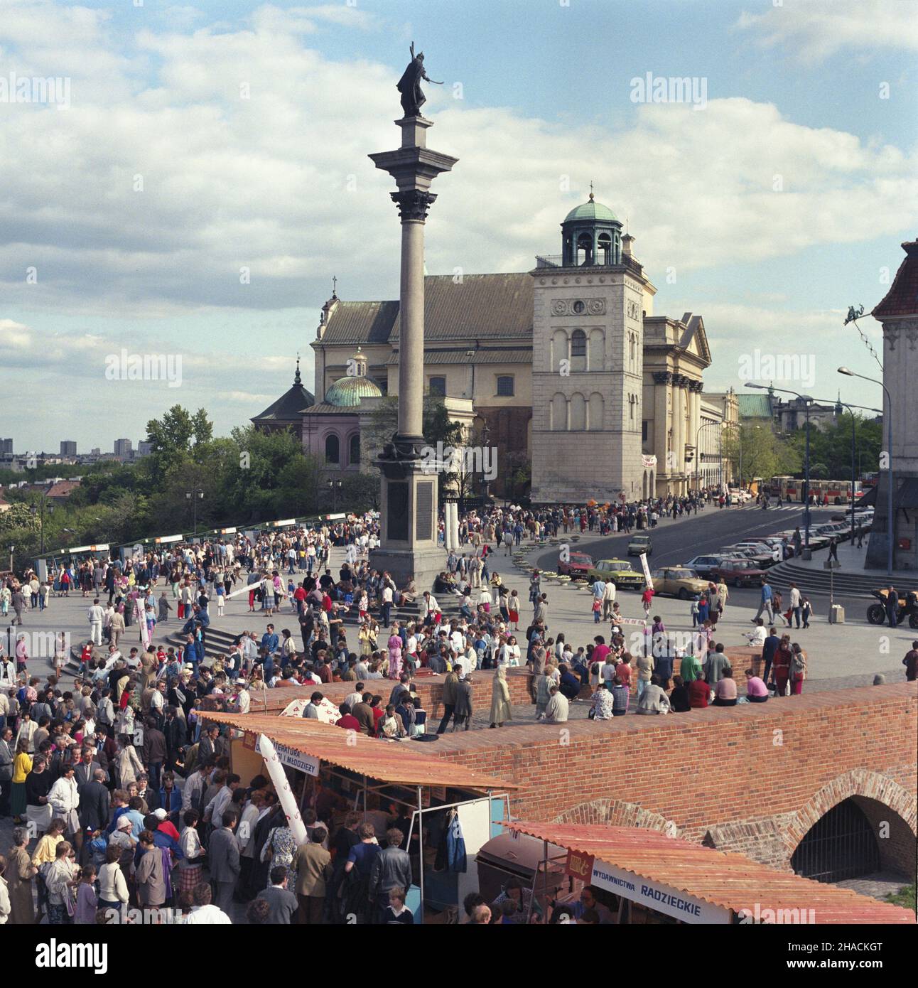 Warszawa 05,1987. Cepeliada, Jarmark ludowy Cepelii (Centrali Przemys³u Ludowego i Artystycznego CPLiA) na placu Zamkowym. Na wprost kolumna króla Zygmunta III Wazy, w g³êbi dzwonnica i koœció³ œw. Anny, U do³u murowany most gotycki. ka PAP/Jan Morek Dok³adny dzieñ wydarzenia nieustalony. Warschau, Mai 1987. 'Cepeliada', eine Volkskunstmesse, die von der Cepelia Folk Art and Handicraft Co-operative gesponsert wird. Im Bild: Zamkowy Platz mit König Sigismund III Vasa Säule, hinten St. Anna Kirche. Unten rechts: Eine gotische Backsteinbrücke. ka PAP/Jan Morek Veranstaltungstag unbekannt Stockfoto